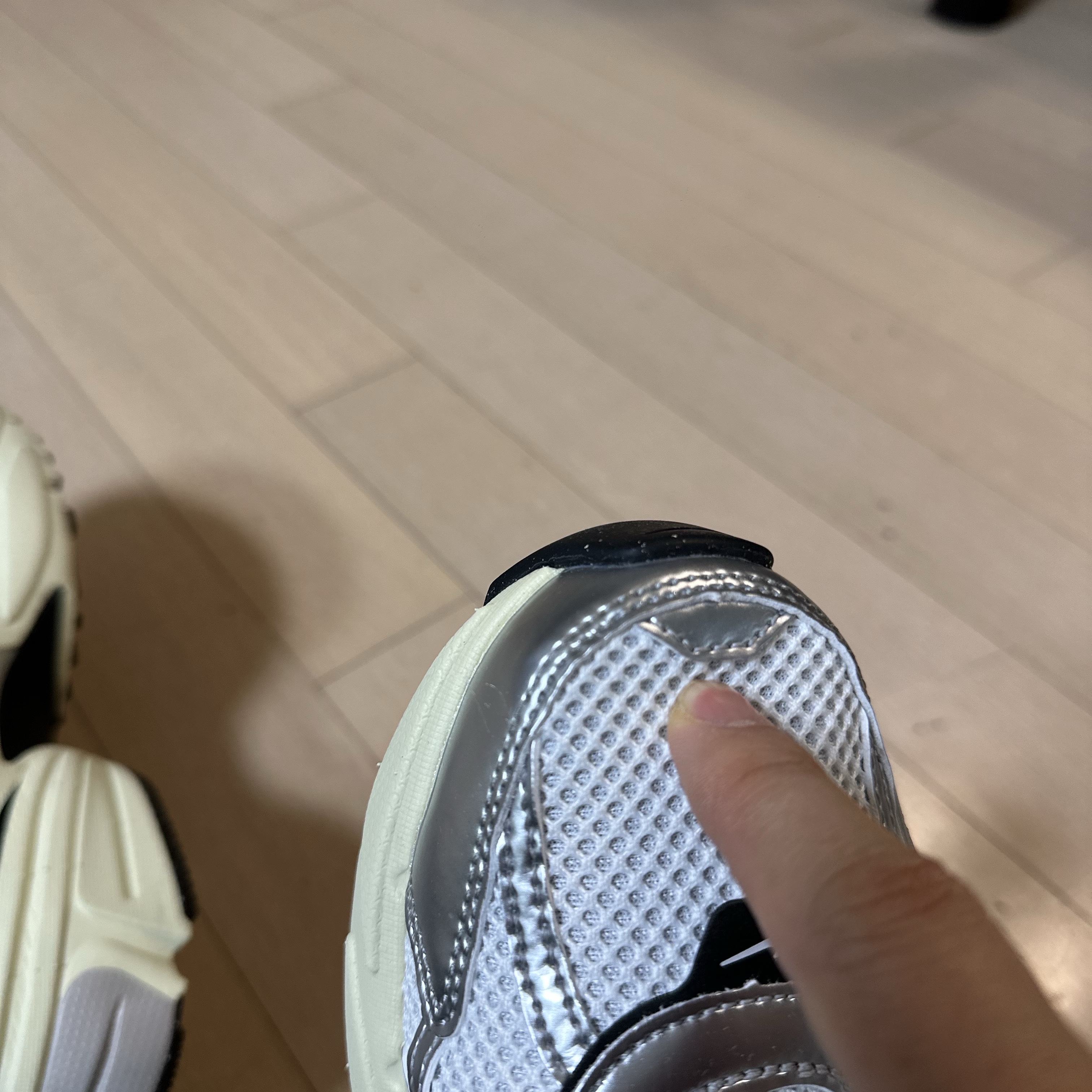 Nike V2K Run Summit White Metallic Silver 착용 스타일 - 2
