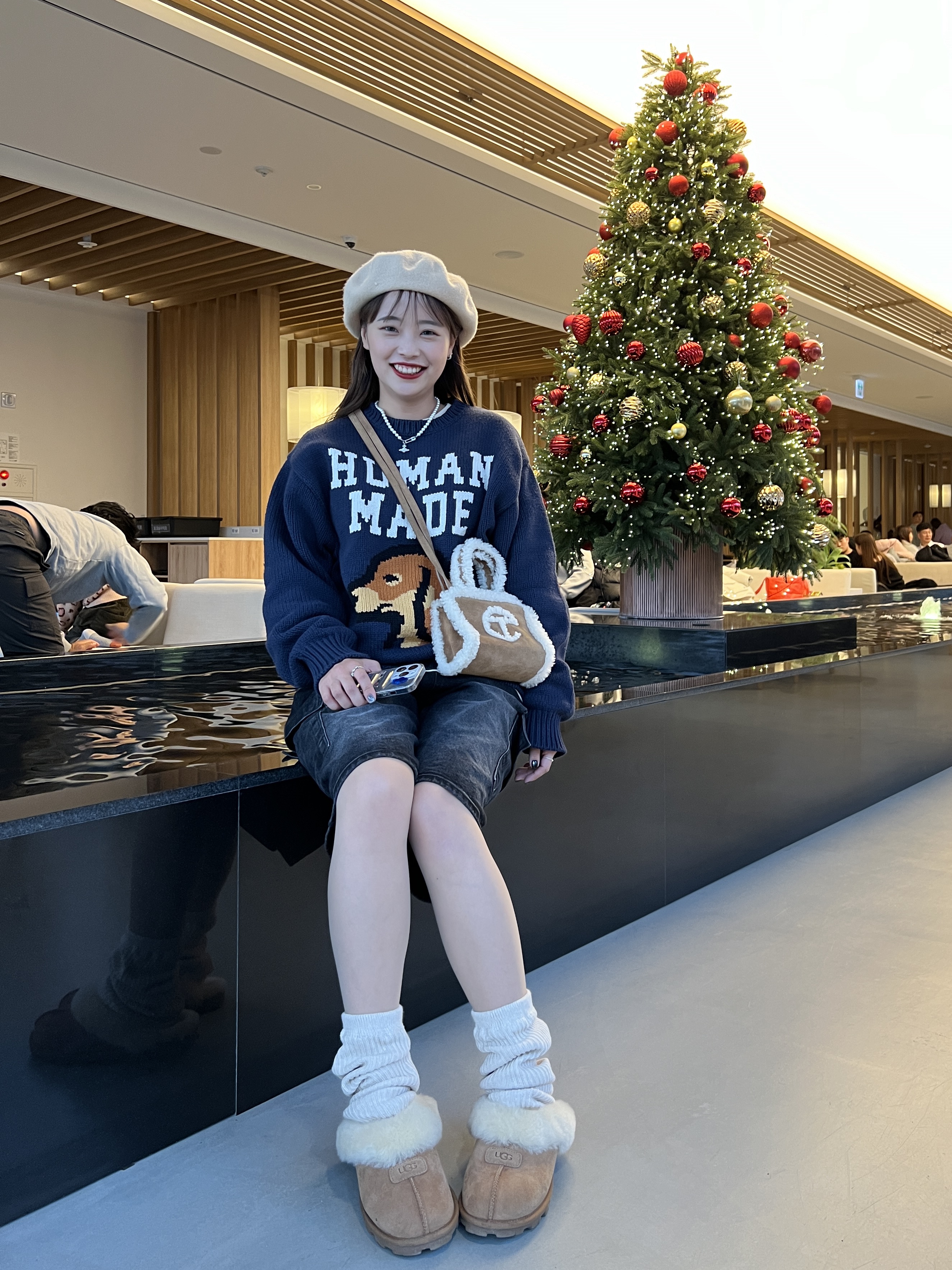 Human Made Dachs Knit Sweater Navy, Telfar x UGG Small Shopping Bag Chestnut 착용 스타일 - 1