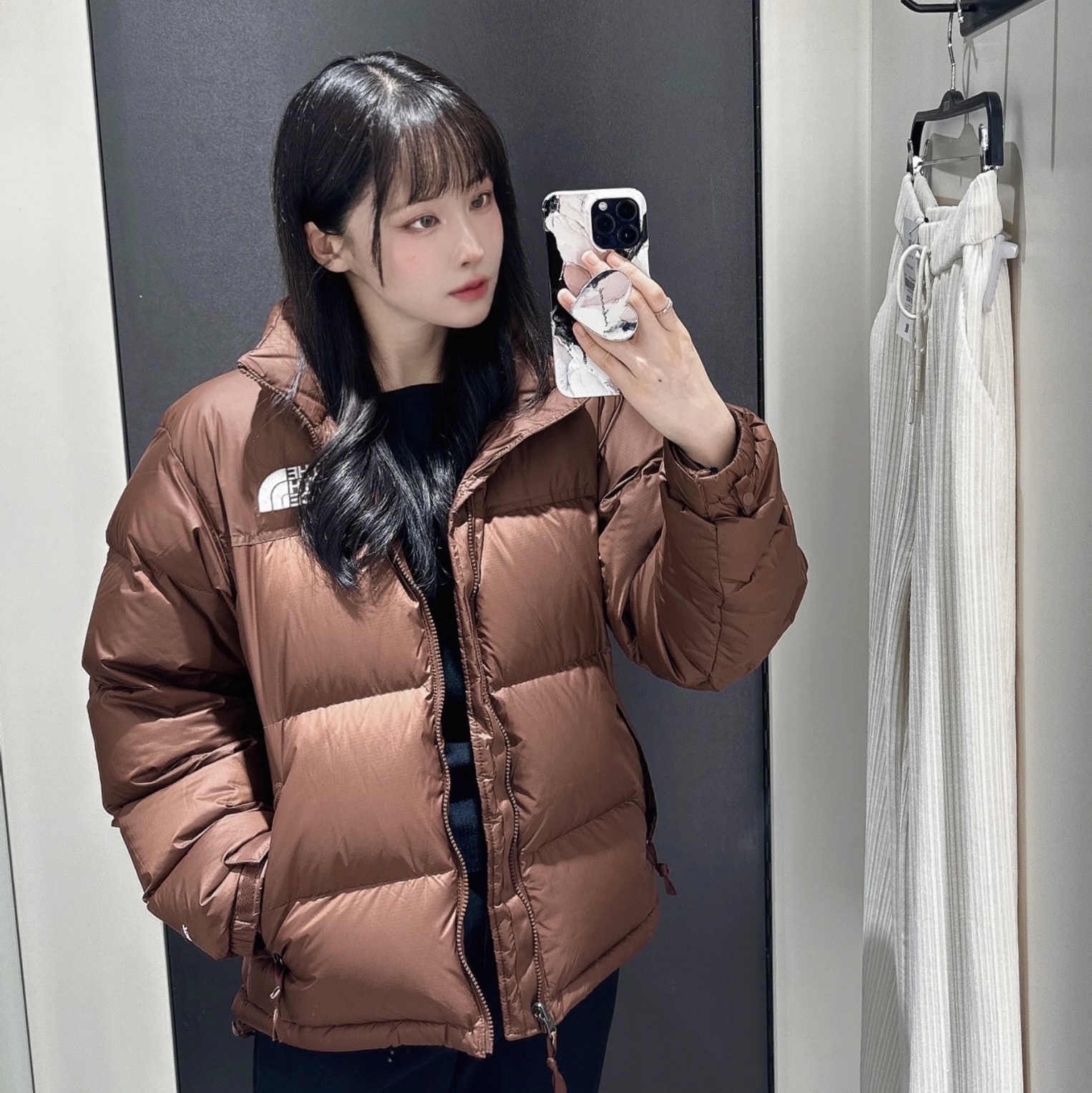 The North Face 1996 Retro Nuptse Jacket Dark Oak 착용 스타일