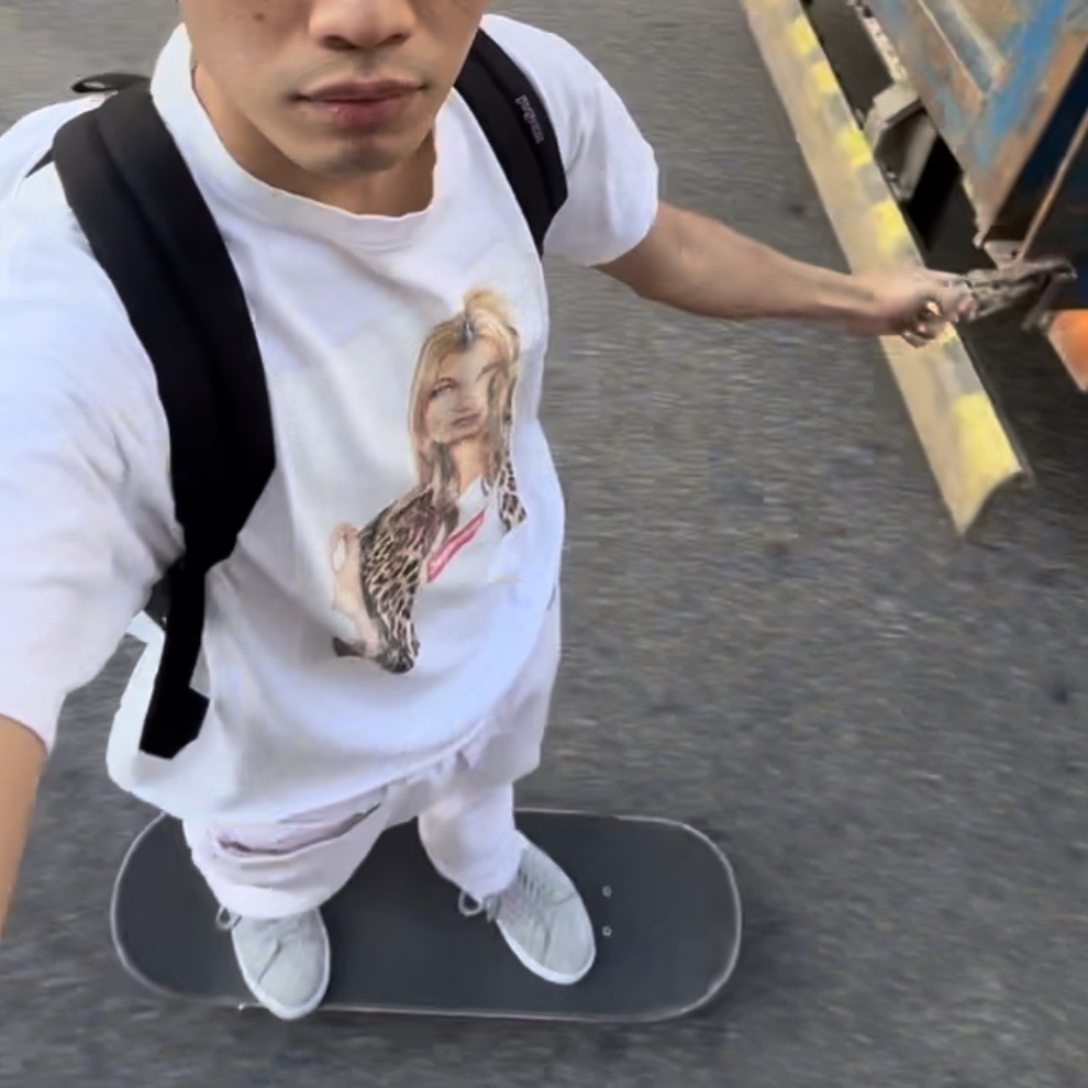 Supreme x Hardies Fist Skateboard Deck Red - 23SS, Supreme x Hardies Fist Skateboard Deck Black - 23SS 착용 스타일 - 1