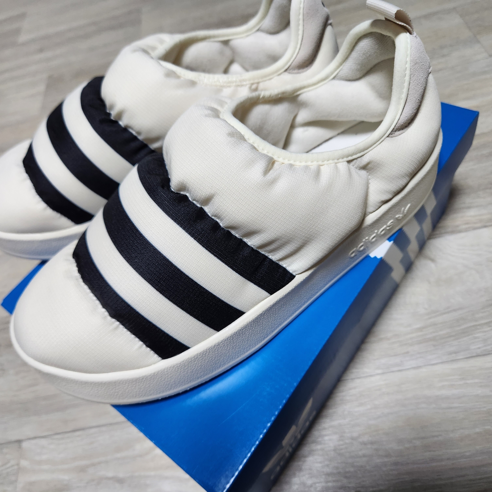Adidas Puffylette Off White 착용 스타일