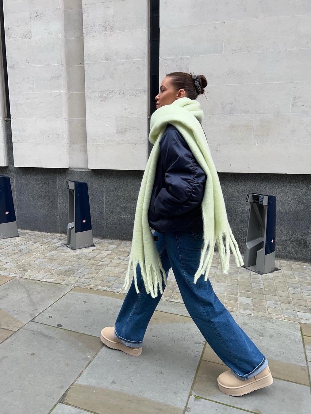 Acne Studios Narrow Wool Fringe Muffler Bubble Pink, (W) Max Mara Wsdalia Cashmere Stole with Embroidery Light Blue 착용 스타일 - 4