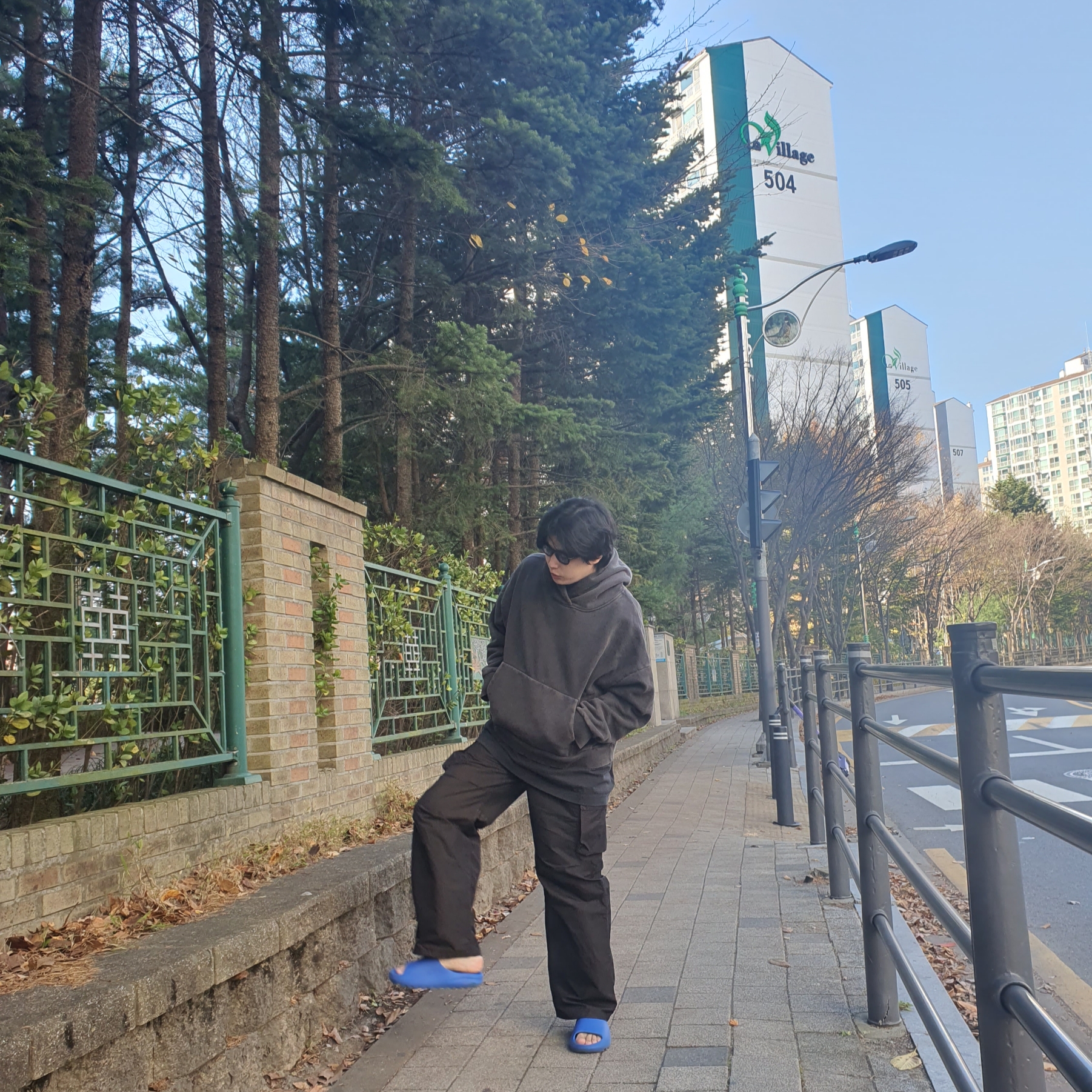 Adidas Yeezy Slide Azure, Our Legacy Mount Trouser Black High Twist Solaro 착용 스타일