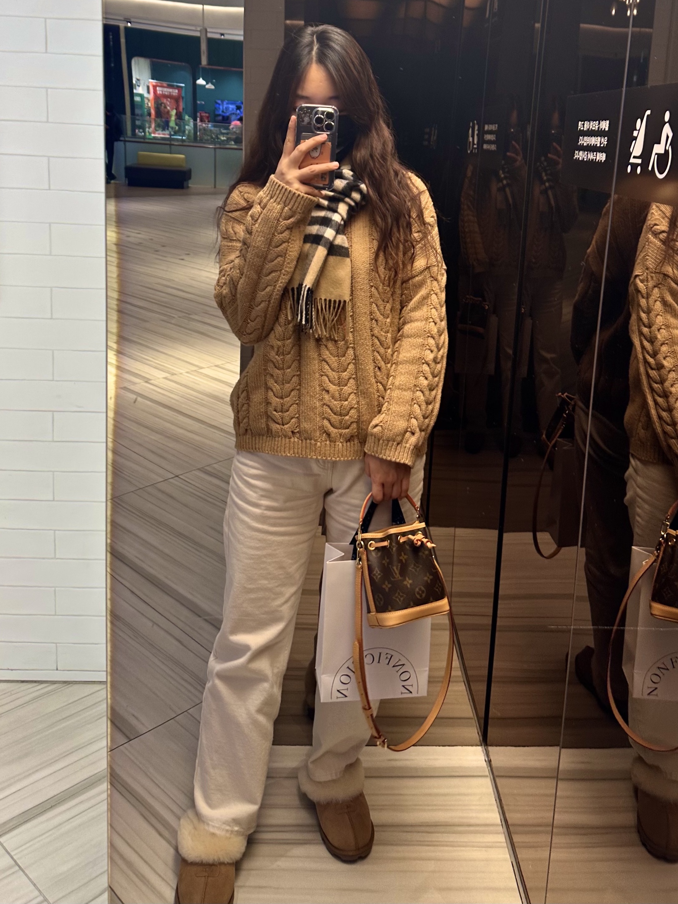 Burberry Classic Check Cashmere Muffler Archive Beige, Louis Vuitton Nano Noe Monogram 착용 스타일