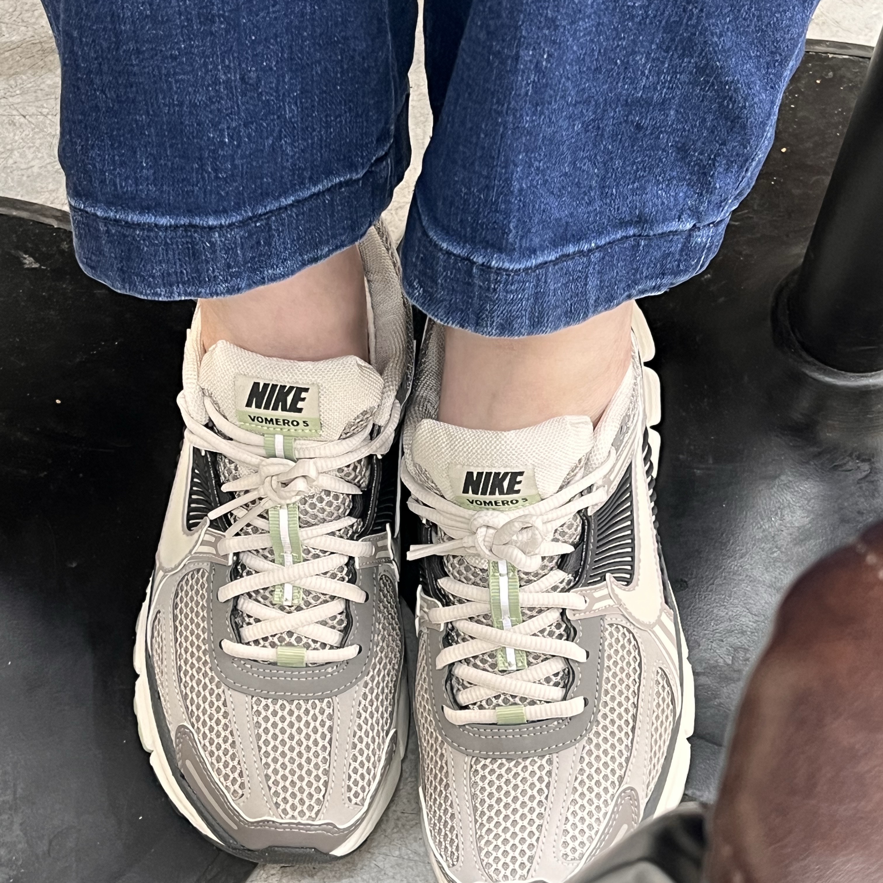 (W) Nike Zoom Vomero 5 Cobblestone and Flat Pewter 착용 스타일