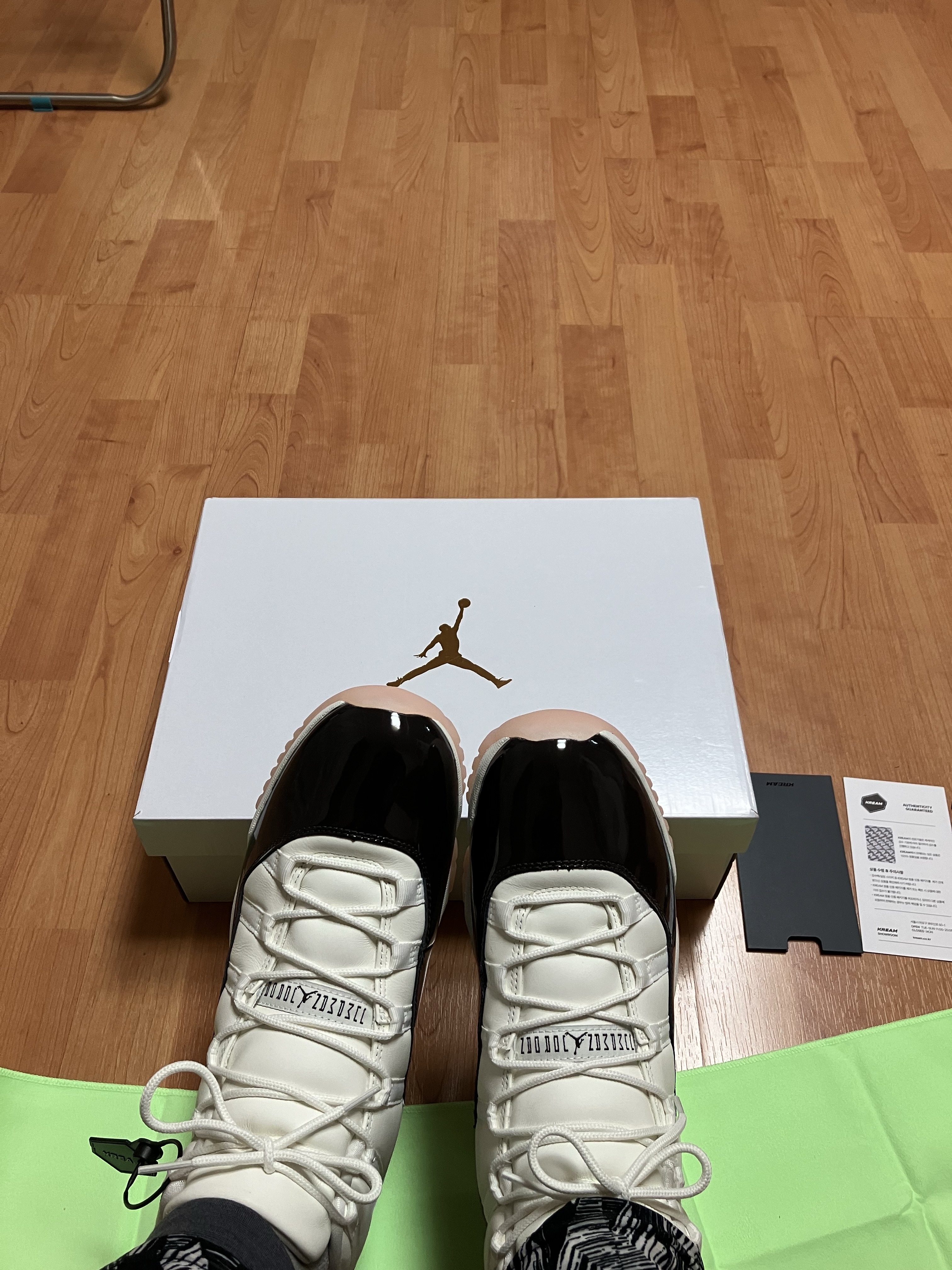 (W) Jordan 11 Retro Neapolitan 착용 스타일 - 2