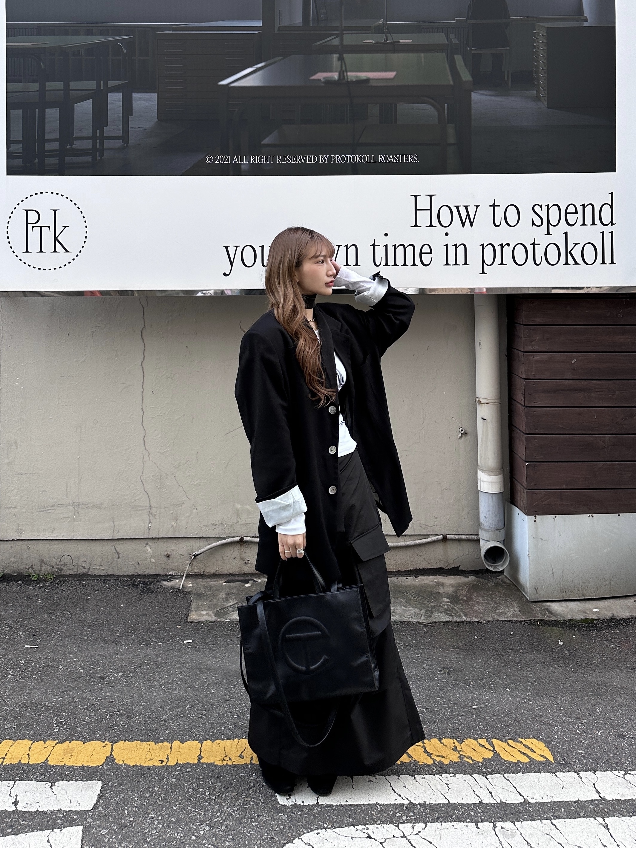Telfar Large Shopping Bag Black 착용 스타일