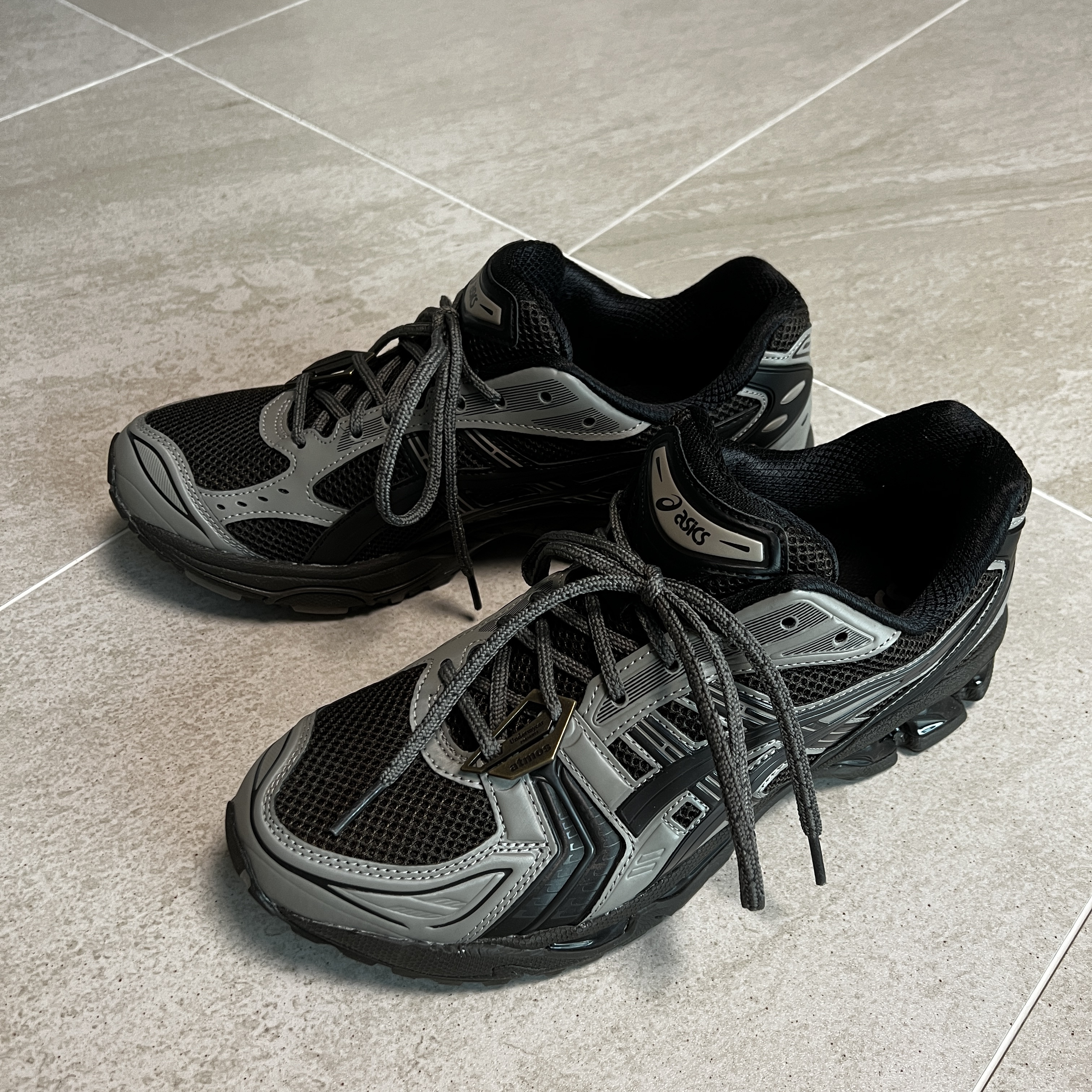 Asics x Atmos x Undermycar Gel-Kayano 14 Pepper Black 착용 스타일 - 4