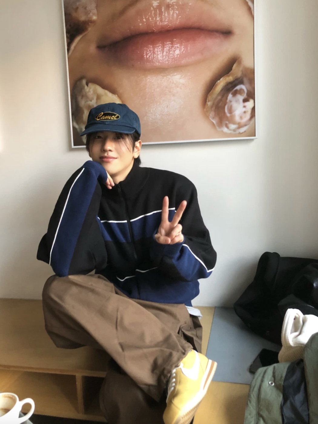 Nike Cortez 23 SE Wheat Gold, Uniqlo U Drawstring Shoulder Bag Black 착용 스타일 - 4