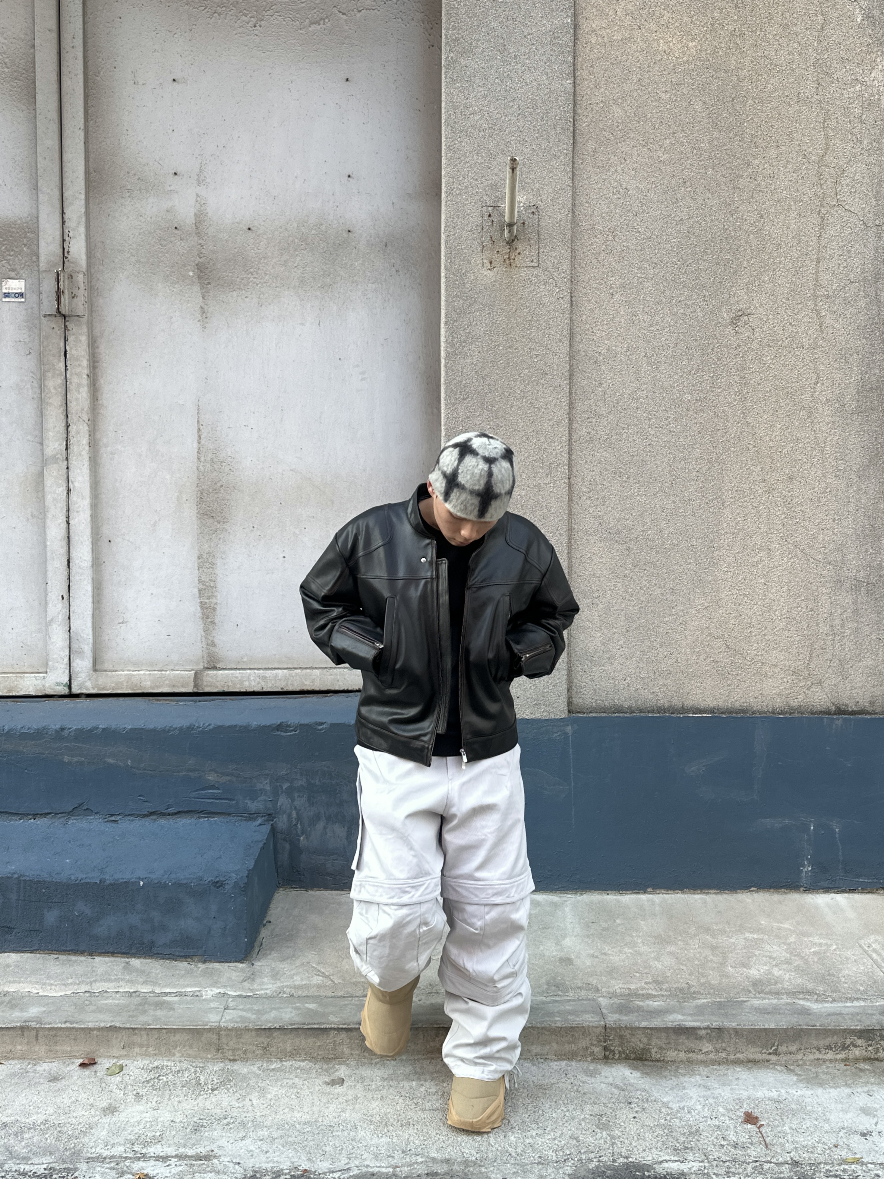 Farfromwhat Far Layered Work Pants White, Adidas Yeezy NSLTD Boot Khaki 착용 스타일 - 3