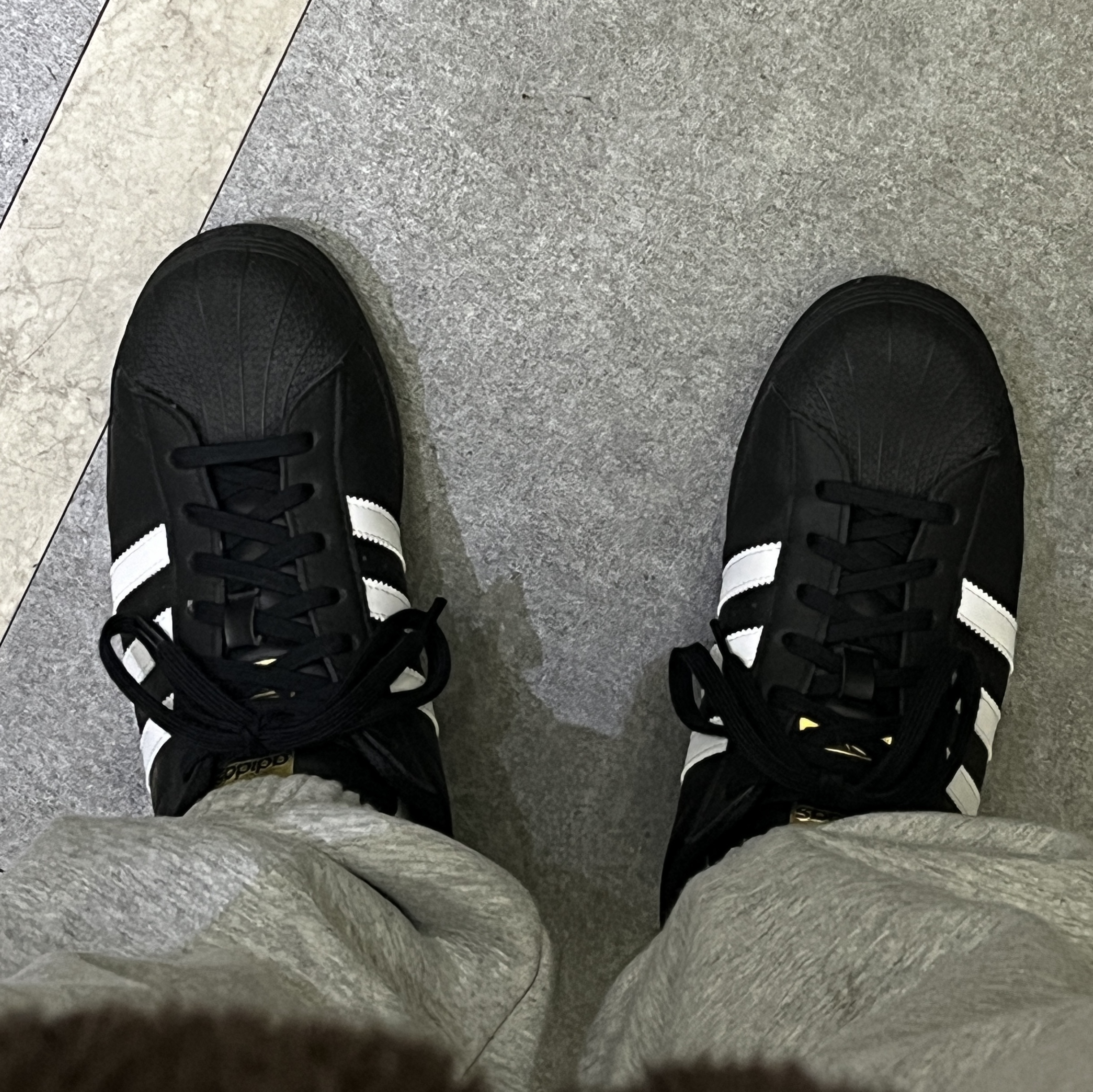 Adidas Superstar Core Black White 착용 스타일