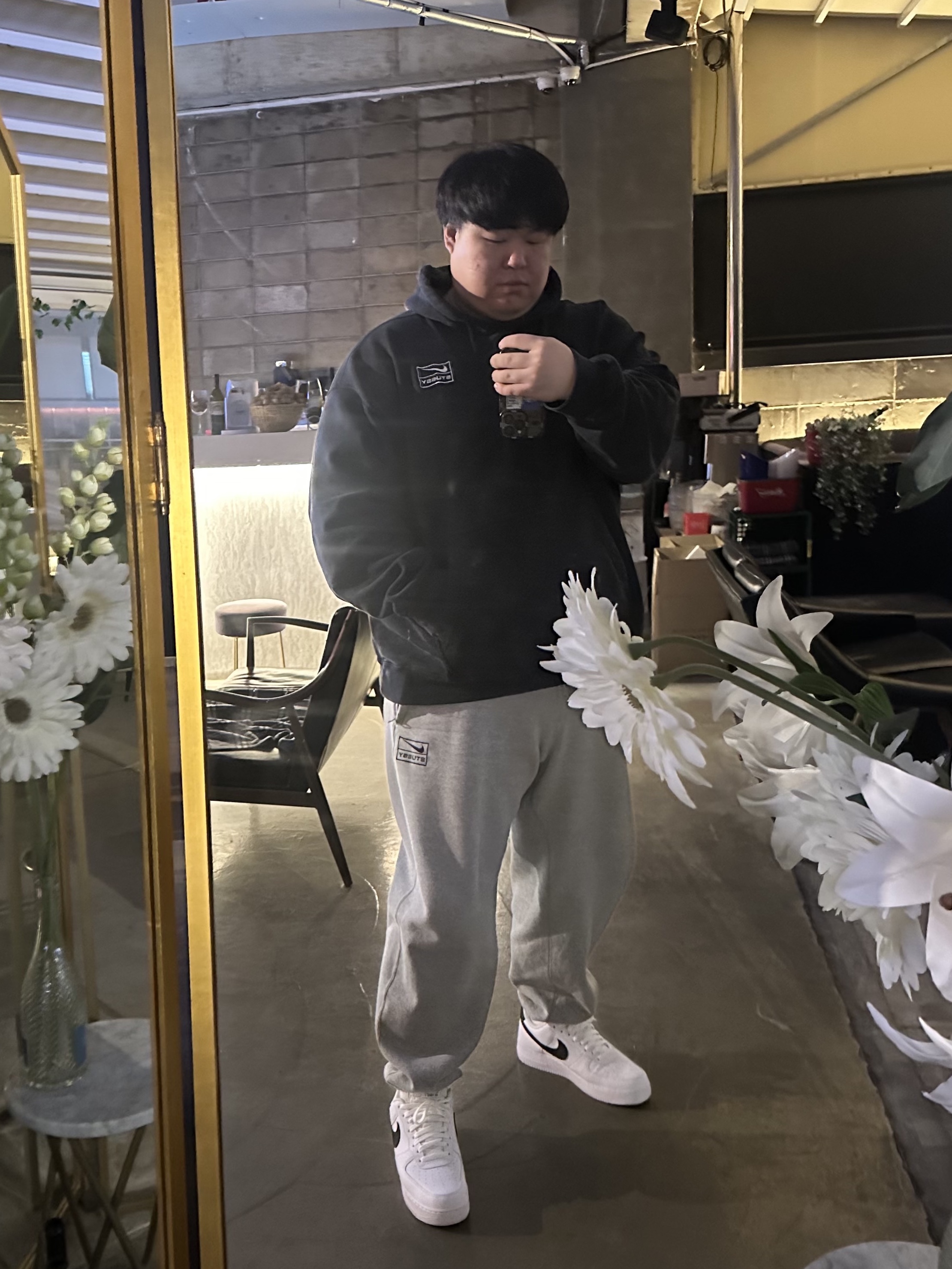 Nike x Stussy NRG RA Washed Pullover Hoodie Black (DN4028-010), Nike x Stussy NRG RA Fleece Pants Dark Grey Heather (DJ9490-063) 착용 스타일