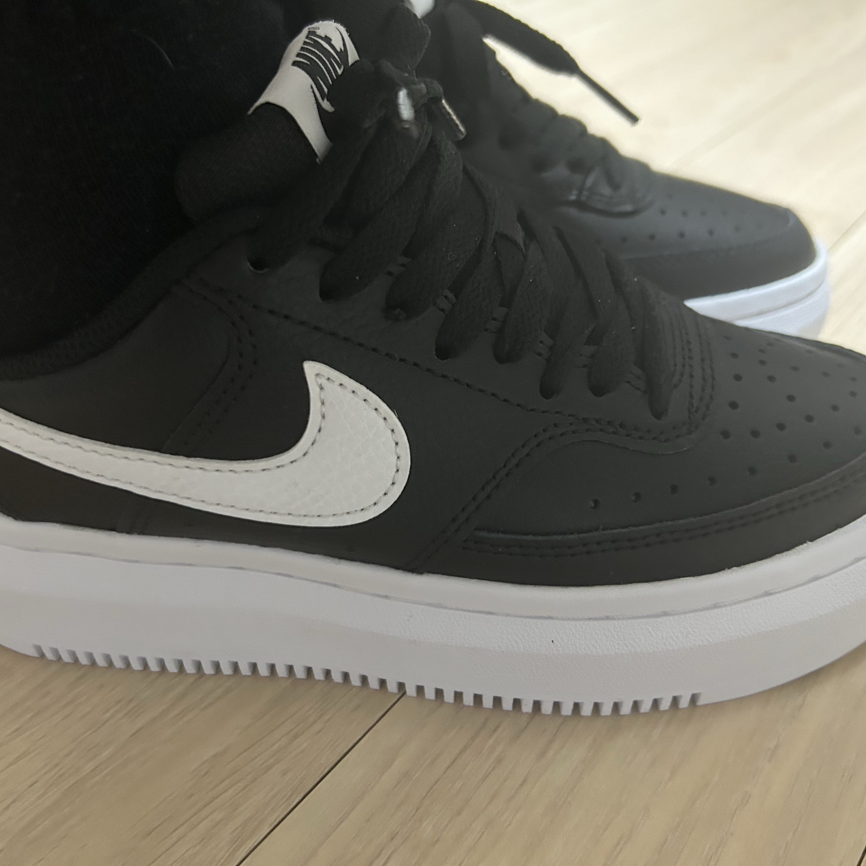 (W) Nike Court Vision Alta LTR Black White 착용 스타일 - 1