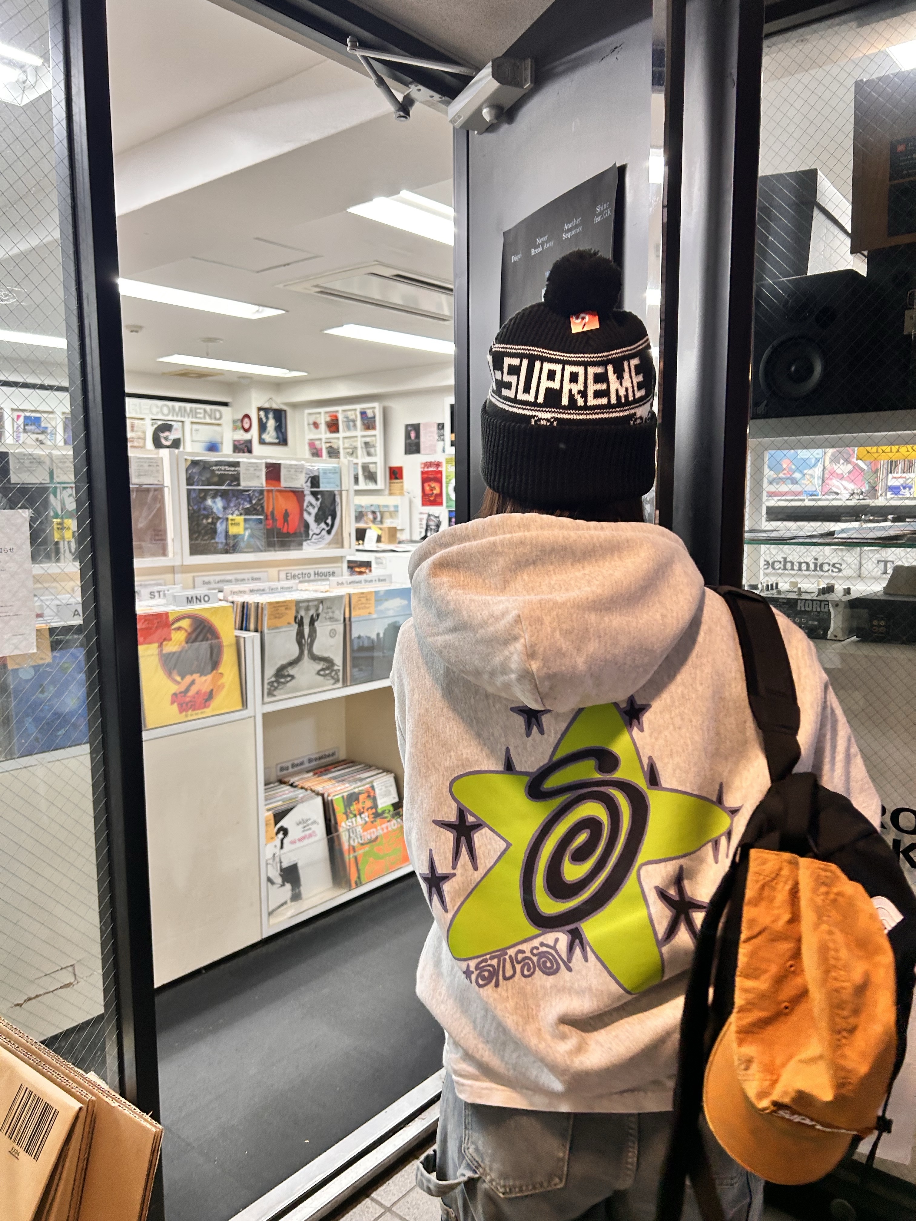 Stussy Galaxy Hoodie Ash Heather, Supreme 18-Wheeler Beanie Black - 23FW 착용 스타일