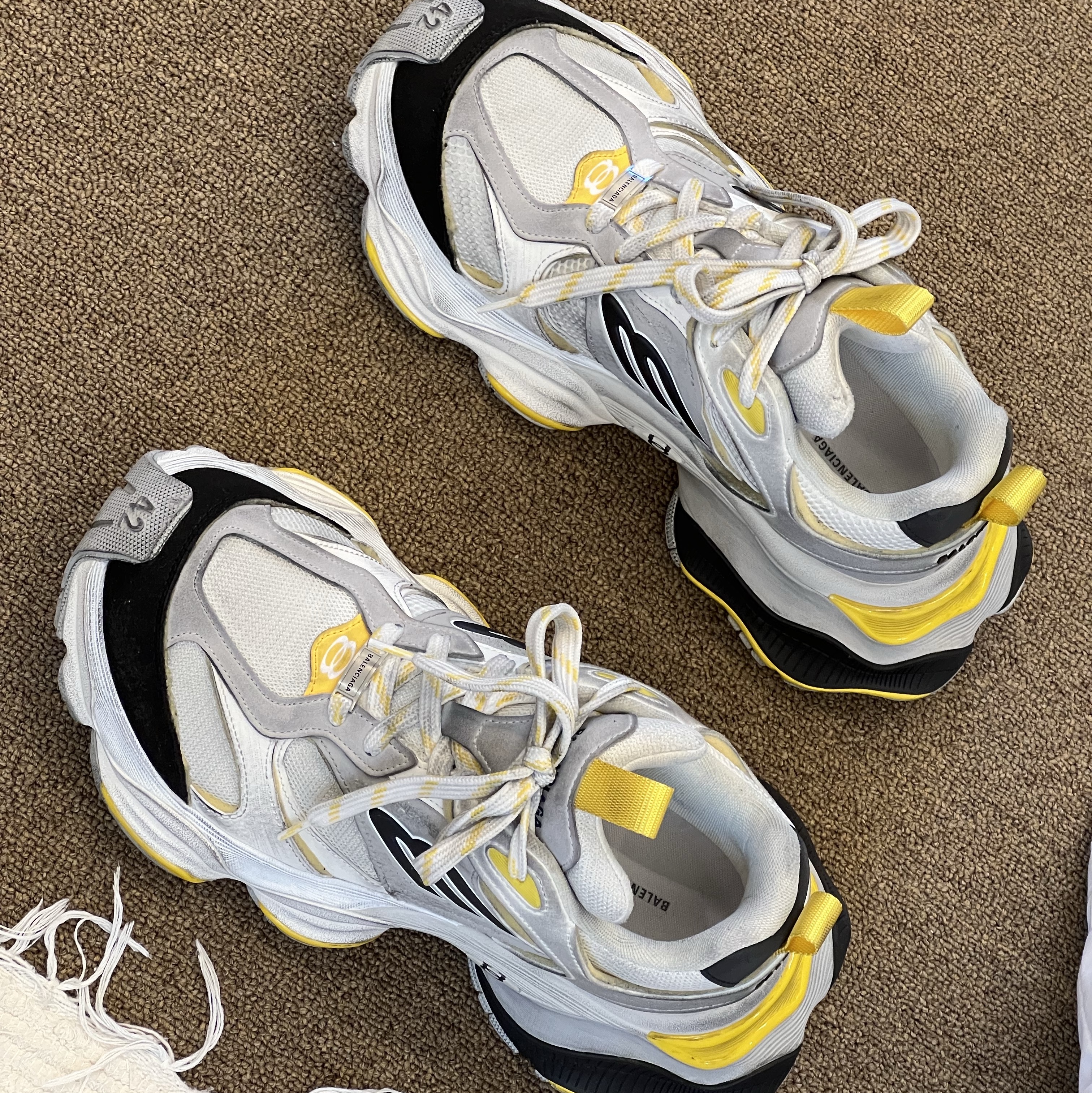Balenciaga Cargo Sneakers Grey Black Yellow 착용 스타일