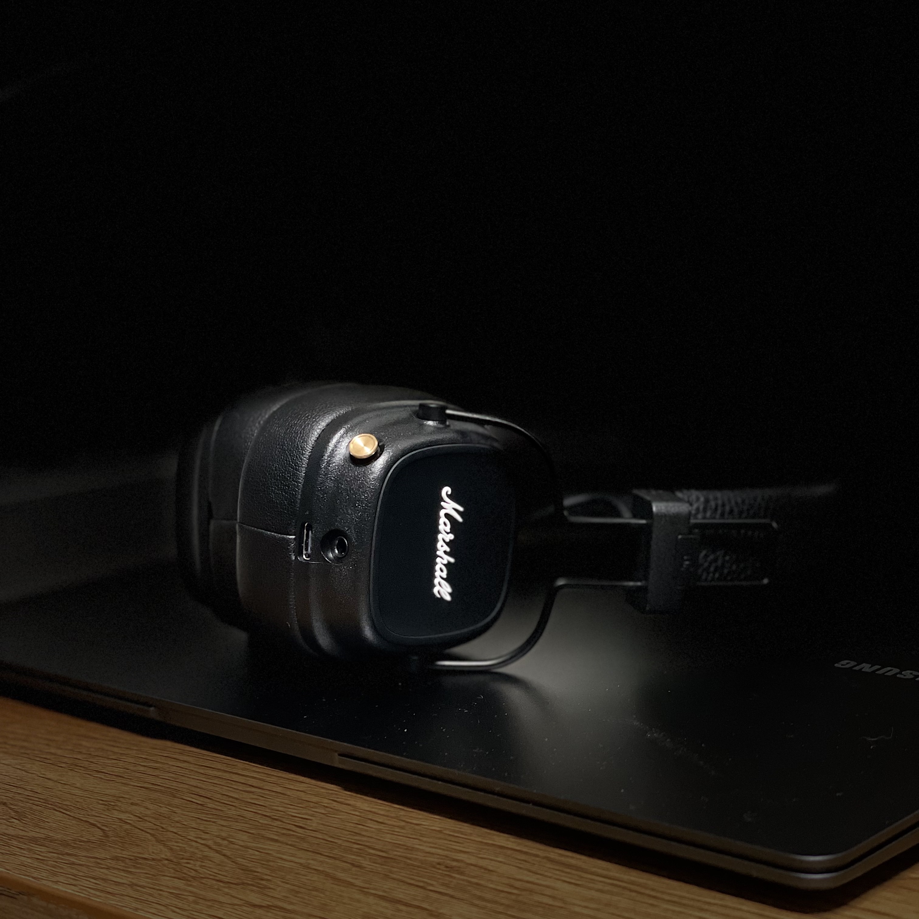 Marshall Major IV Black (Korean Ver.), Samsung Galaxy Book3 Pro 35.6cm i5 256GB SSD / 16GB RAM Graphite (Korean Ver.) 착용 스타일 - 1