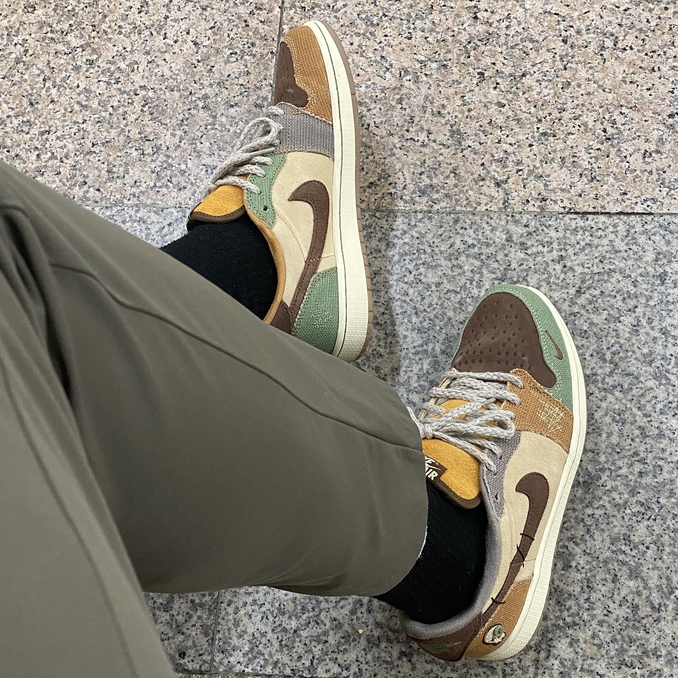 Jordan 1 x Zion Williamson Retro Low OG Flax and Oil Green 착용 스타일 - 1