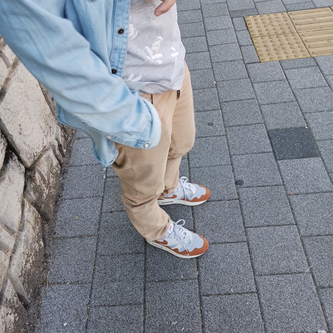 Converse x Play Comme des Garcons Chuck 70 Ox Black, Play Comme des Garcons Black Heart Knit Cardigan Beige 착용 스타일 - 2