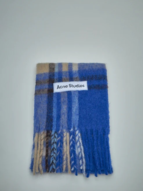 Acne Studios Mohair Tartan Muffler Electric Blue Beige 착용 스타일 - 3