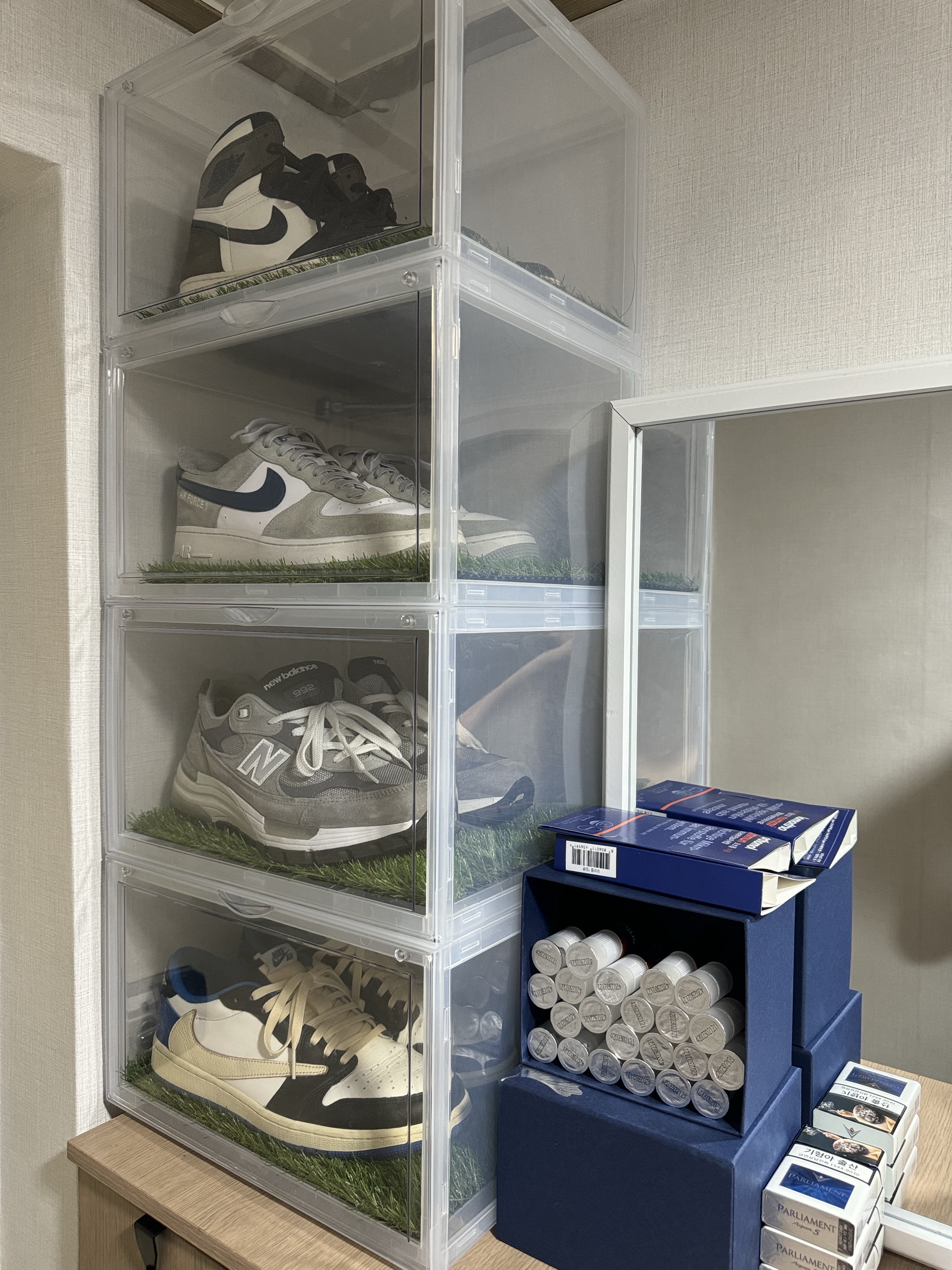 Jordan 1 Retro High OG Black Mocha, Jordan 1 x Travis Scott x Fragment Retro Low OG SP Military Blue 착용 스타일