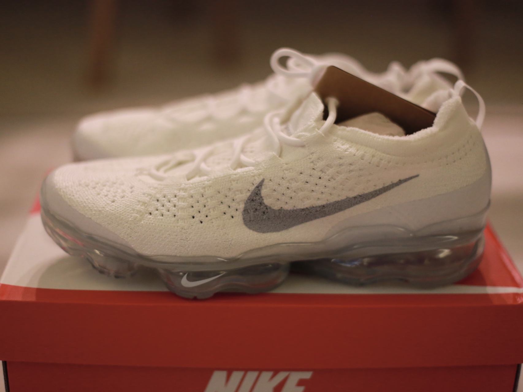 (W) Nike Air Vapormax 2023 Flyknit White 착용 스타일 - 1