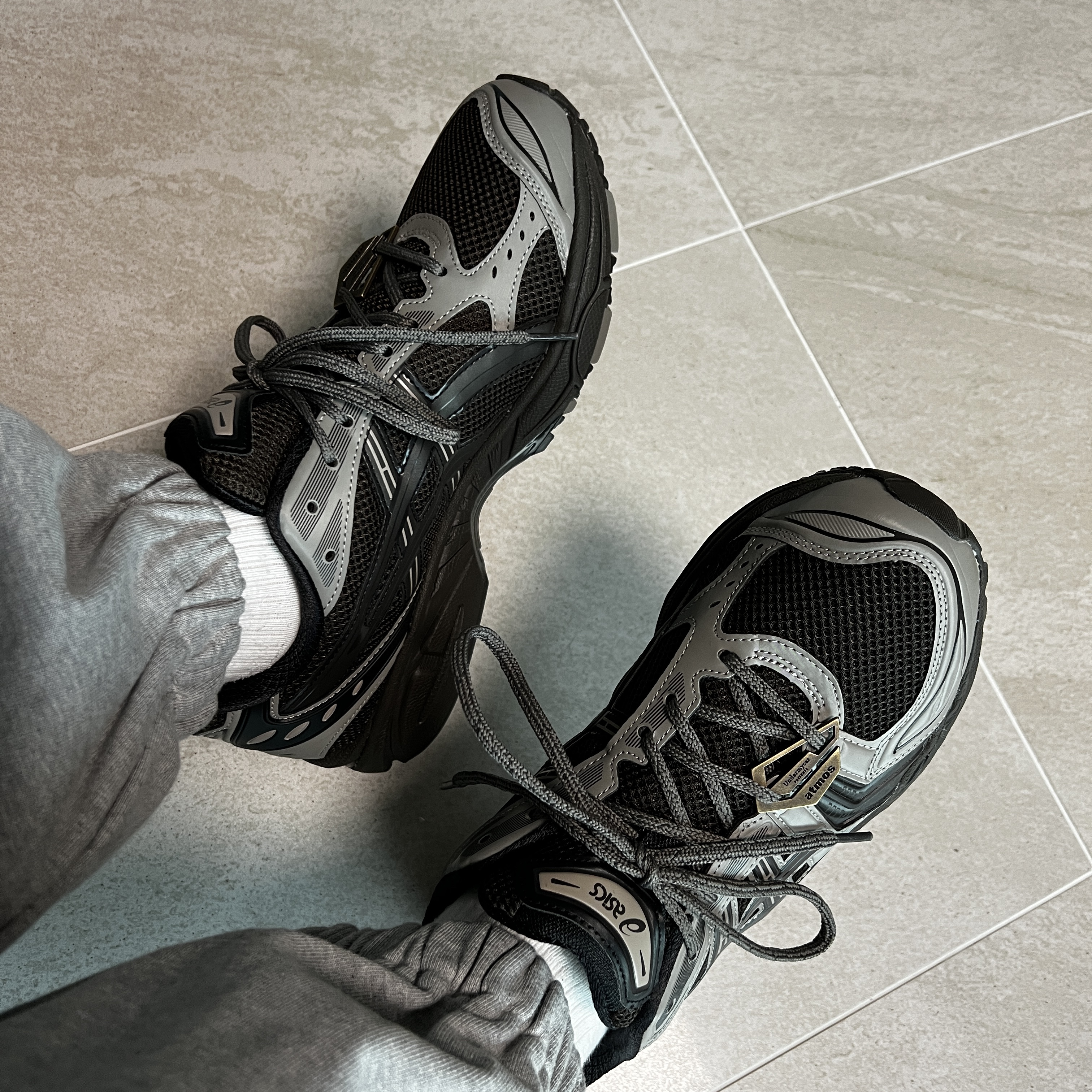 Asics x Atmos x Undermycar Gel-Kayano 14 Pepper Black 착용 스타일 - 5