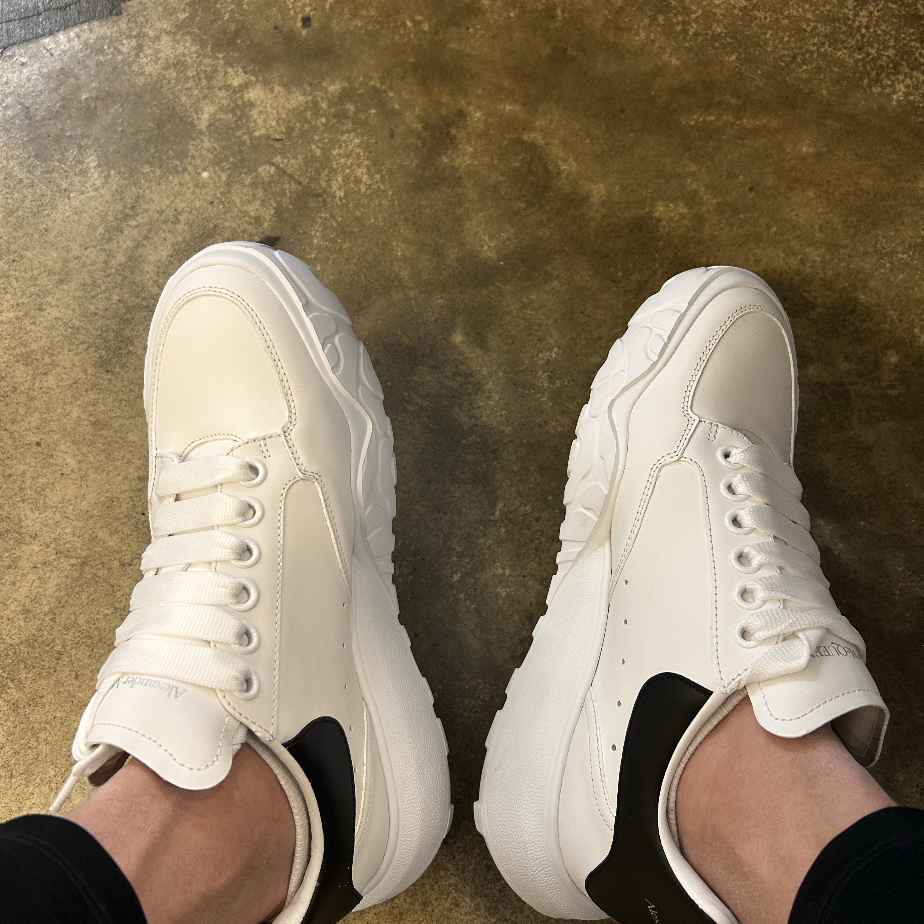Alexander McQueen Court Trainer White Black 착용 스타일