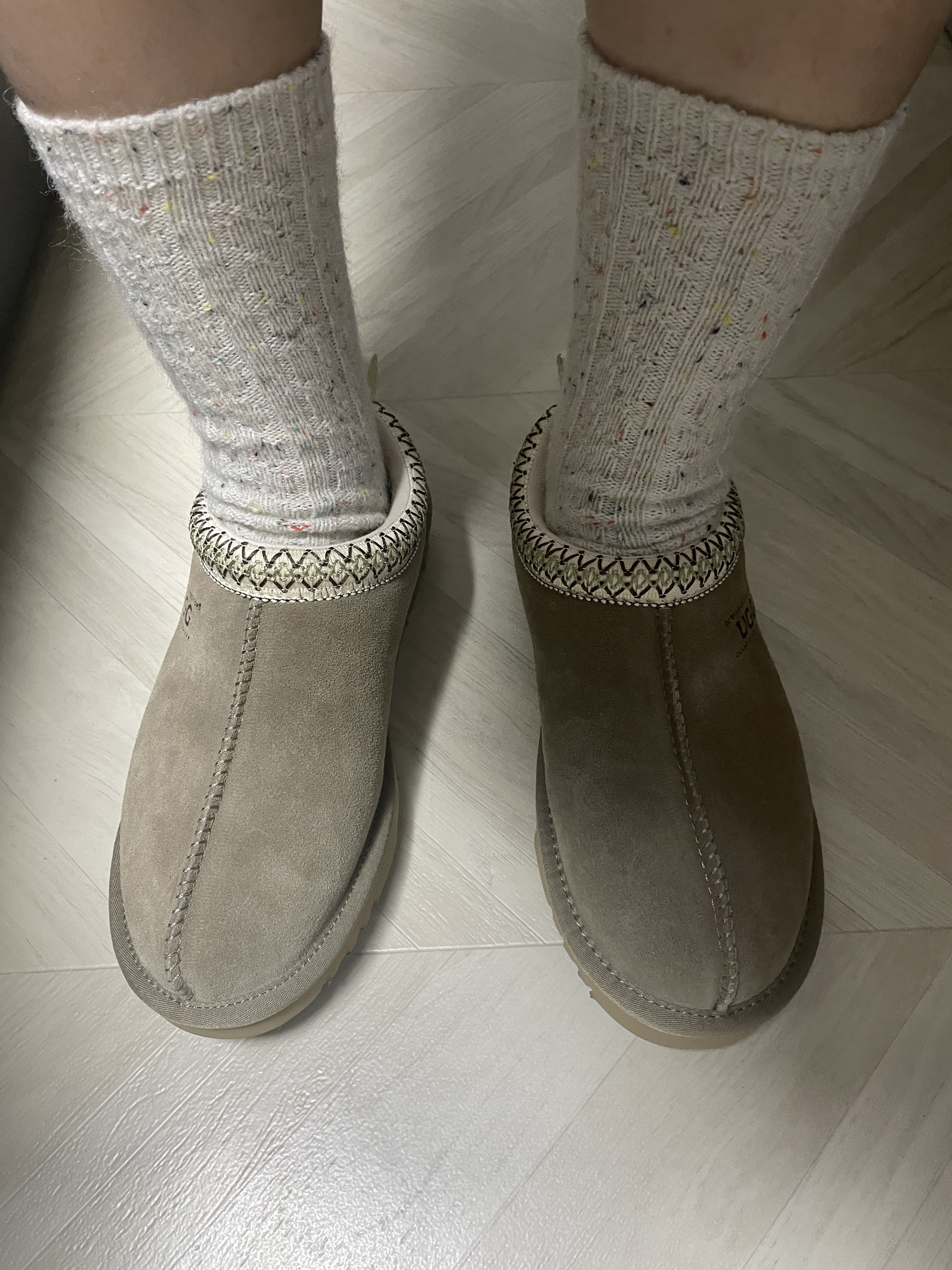 (W) UGG Tasman Slipper Mustard Seed White 착용 스타일