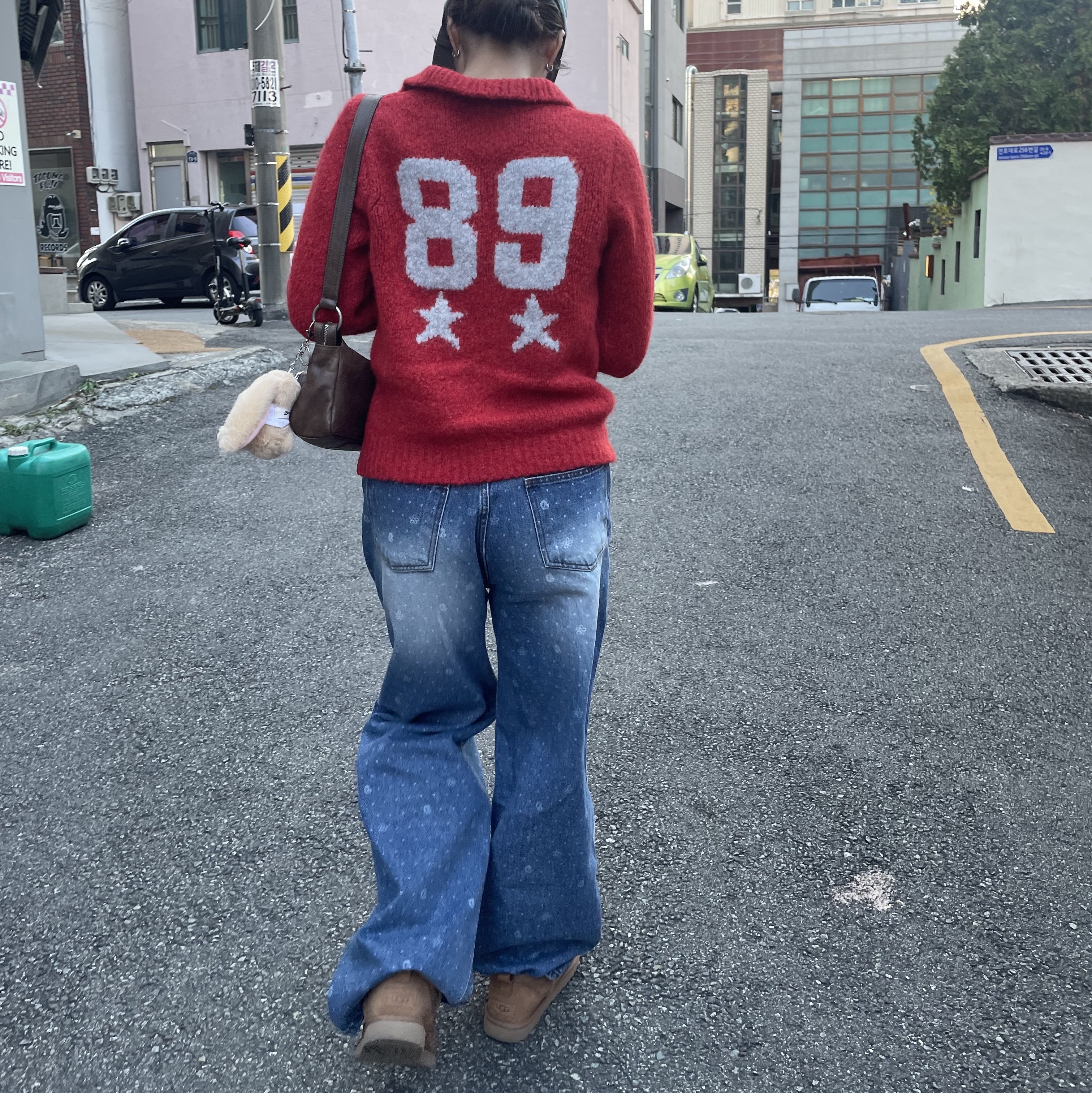 (W) Paloma Wool Champions Reversible Soft Knitted Sweater Red, (W) UGG Classic Ultra Mini Boots Chestnut 착용 스타일 - 1