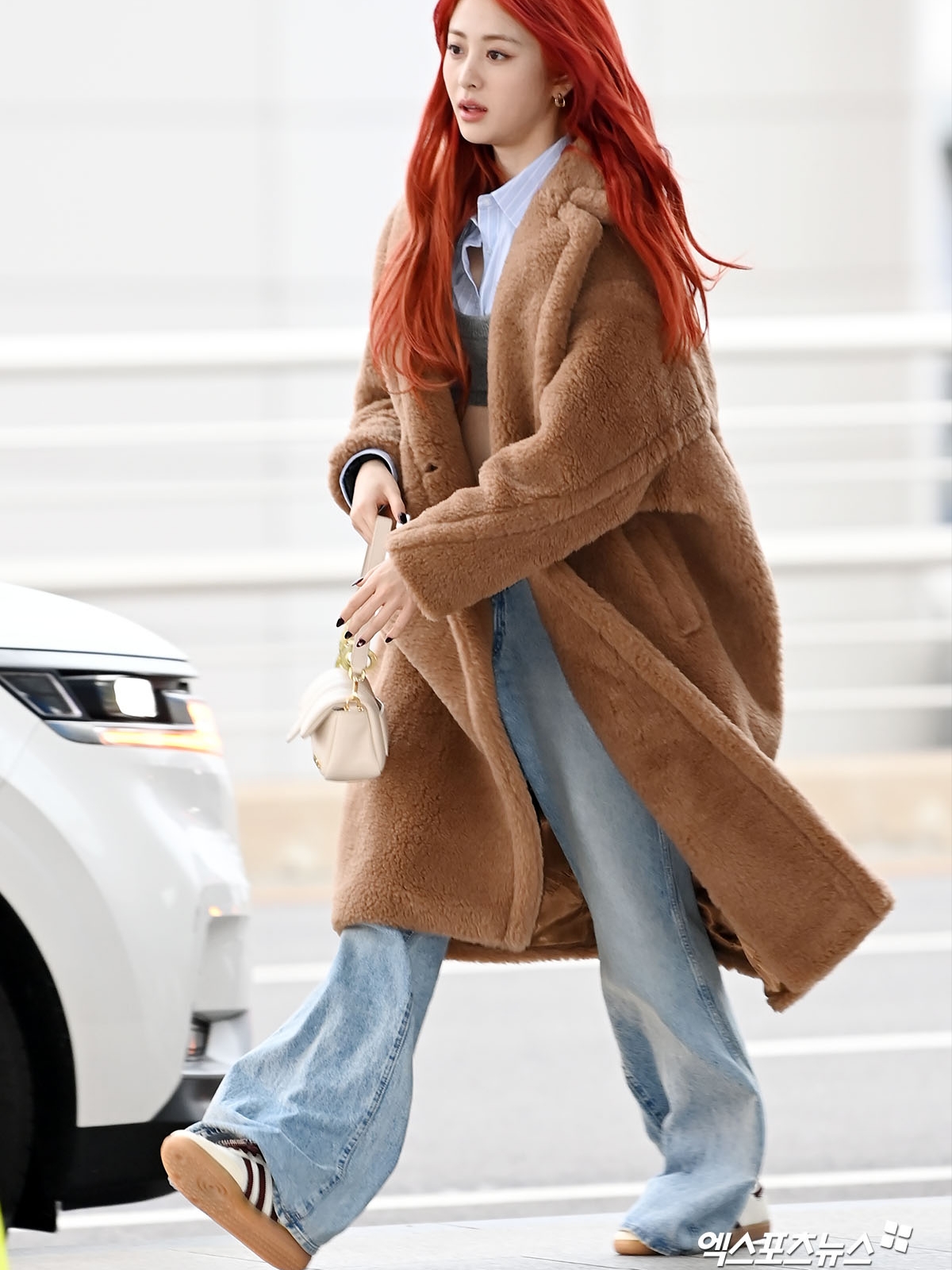 Jacquemus Le Petit Bambimou Mini Puffed Flap Bag Light Beige, Adidas x Wales Bonner Pony Tonal Samba Cream White Mystery Brown 착용 스타일 - 2