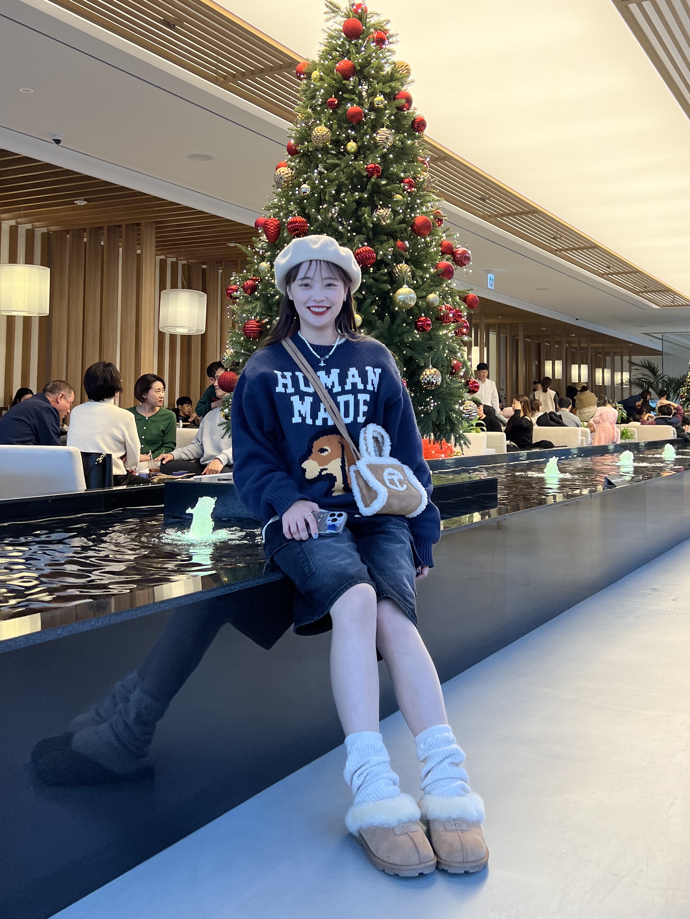 Human Made Dachs Knit Sweater Navy, Telfar x UGG Small Shopping Bag Chestnut 착용 스타일 - 2