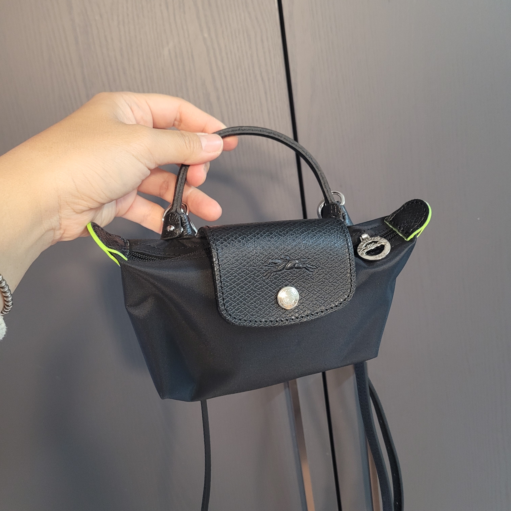 Longchamp Le Pliage Green Handle Pouch Black 착용 스타일