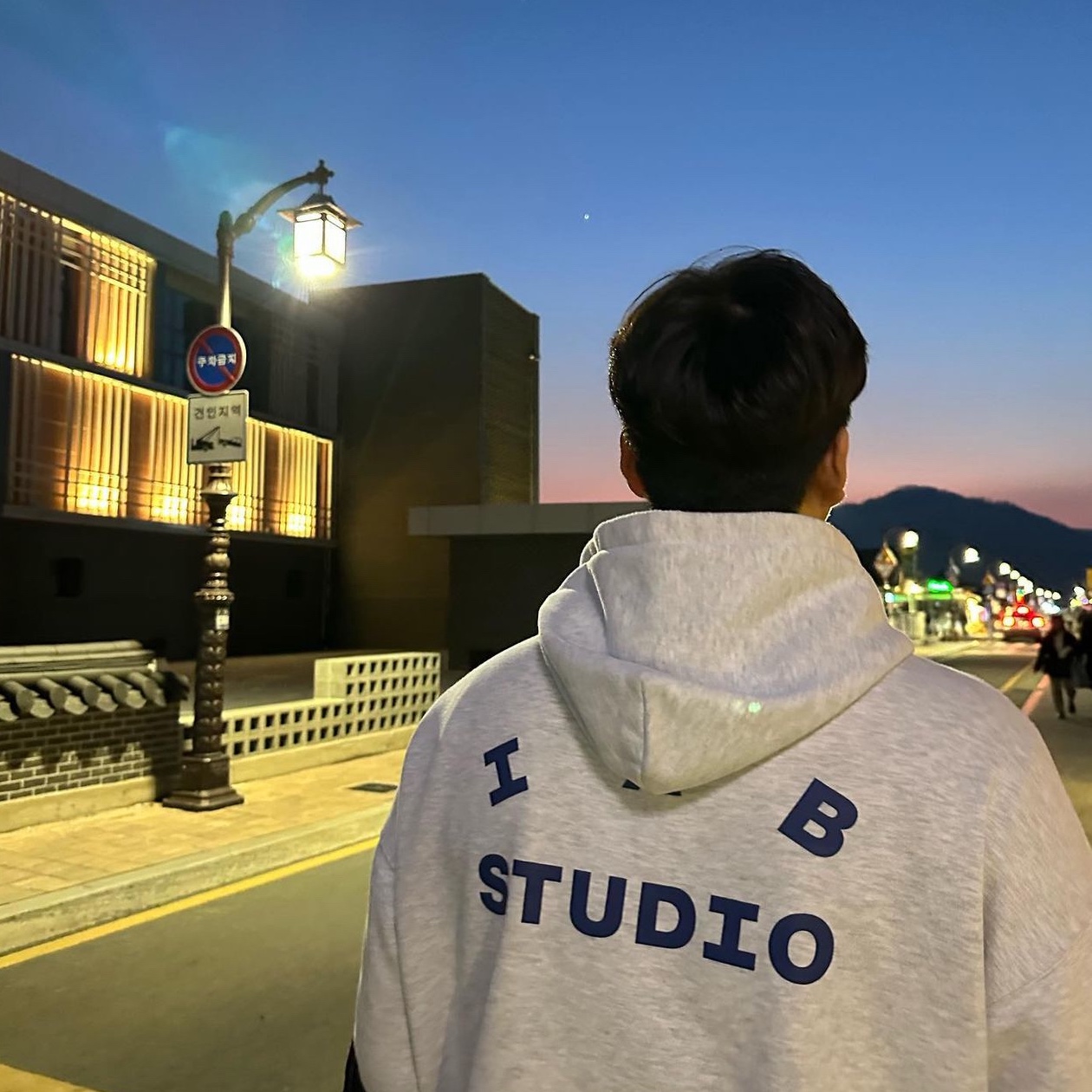 IAB Studio Hoodie Light Gray μ°©μ© μ€νμΌ
