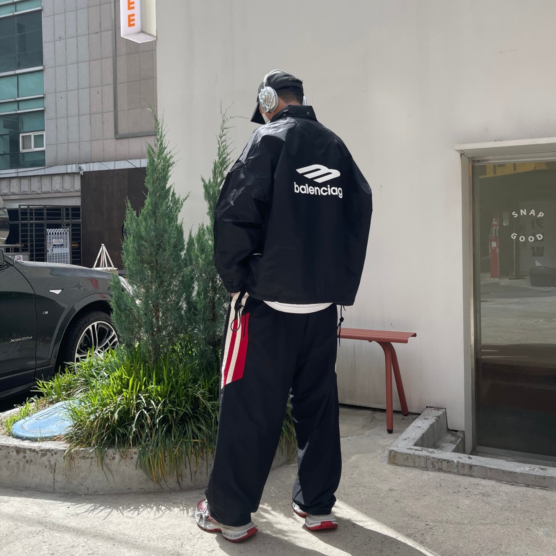 Balenciaga 3XL Sneakers White Red, Apple AirPods Max Lightning Silver (Korean Ver.) 착용 스타일