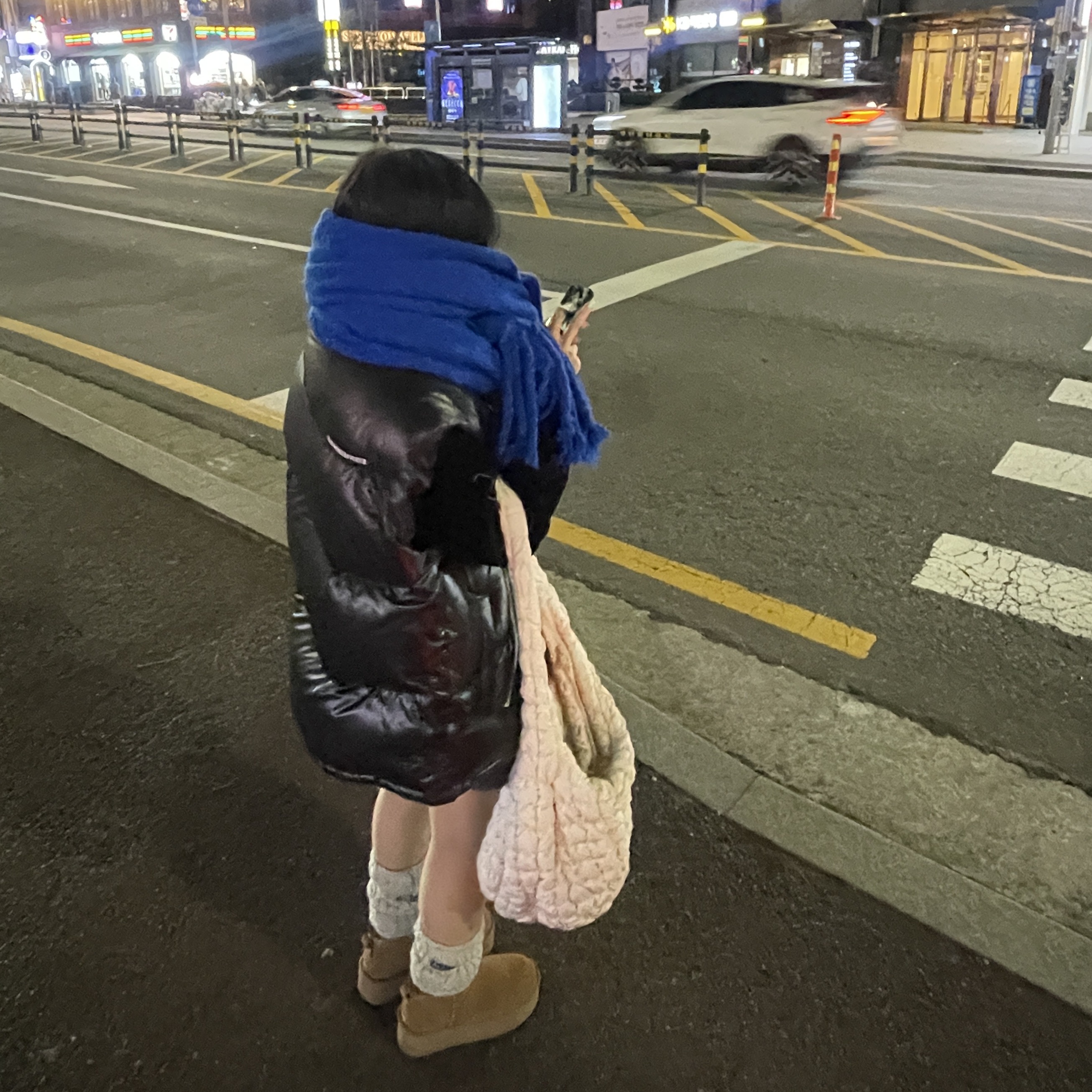 (W) UGG Classic Ultra Mini Platform Boots Chestnut, COS Quilted Oversized Shoulder Bag Off White Light Beige 착용 스타일