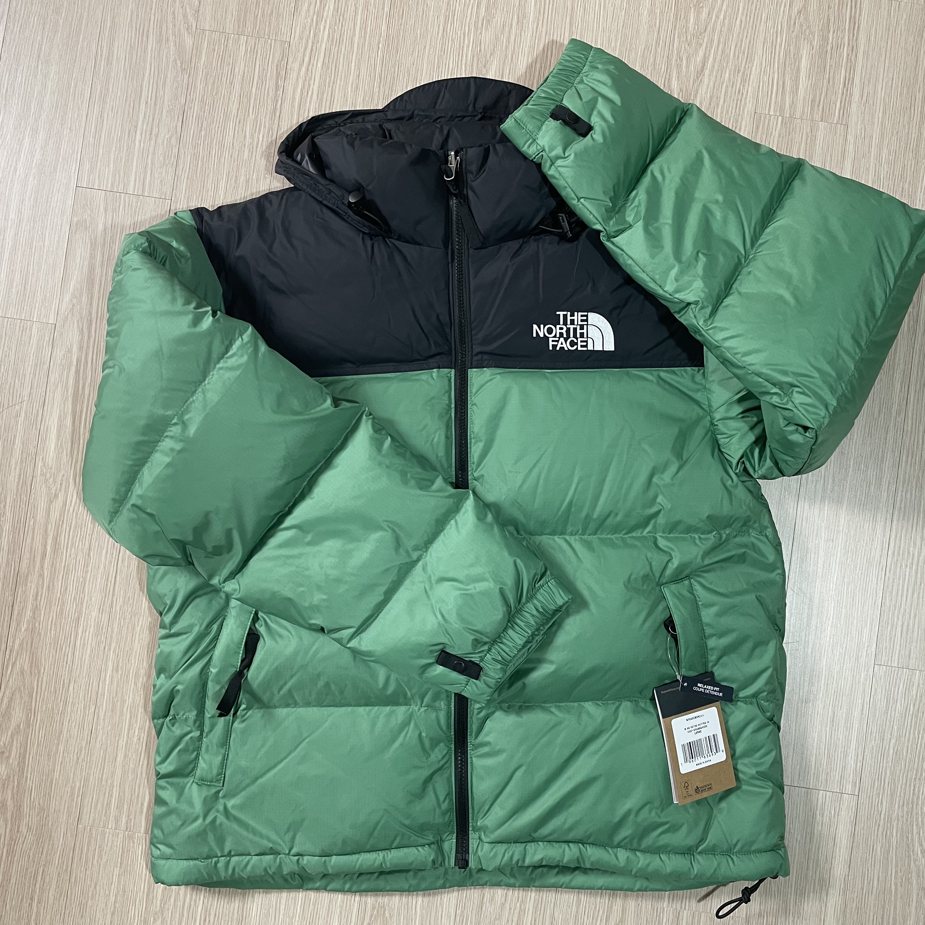 The North Face 1996 Retro Nuptse Jacket Deep Grass Green 착용 스타일 - 1