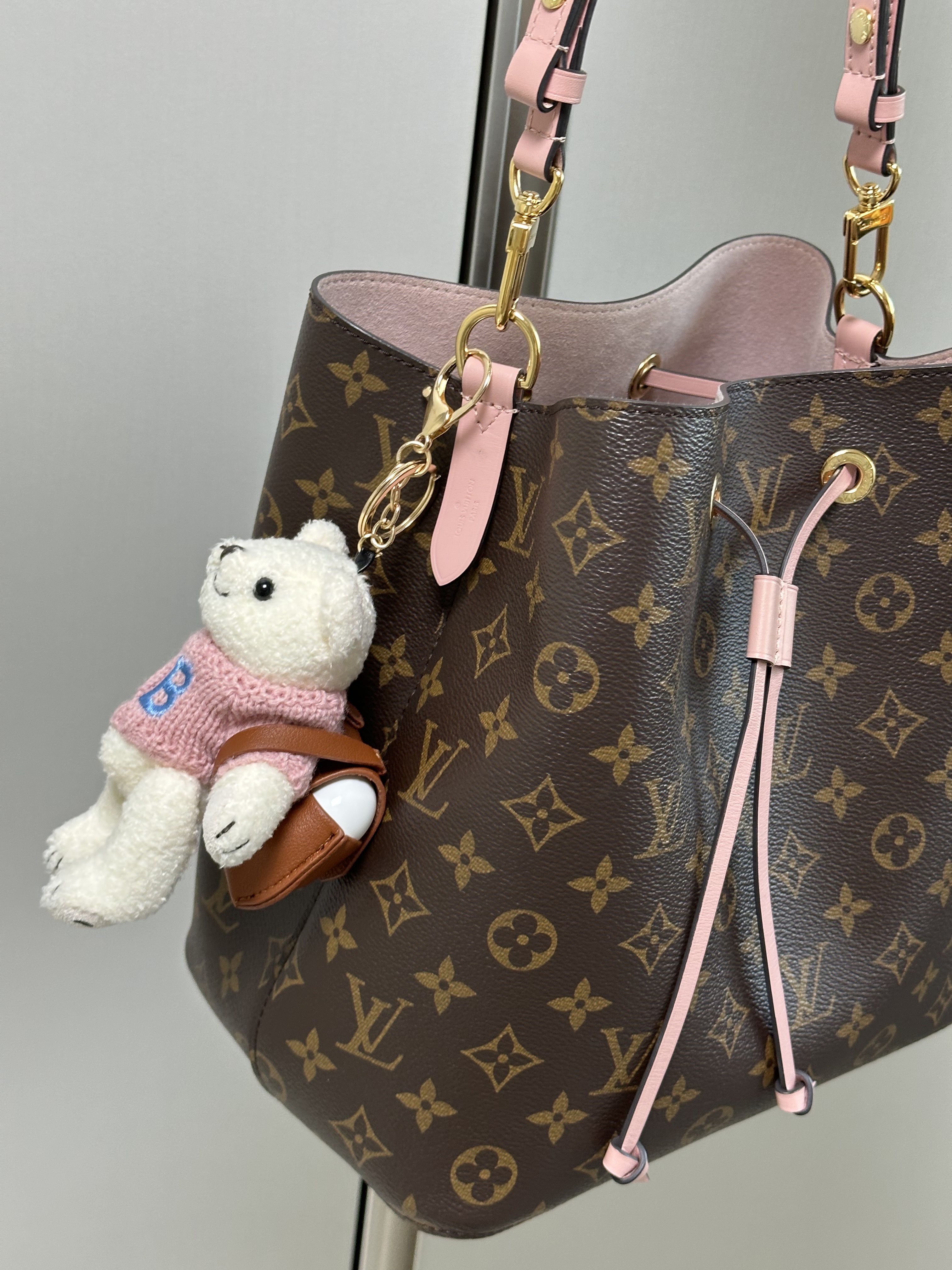 Louis Vuitton Neonoe MM Monogram Rose Powder 착용 스타일