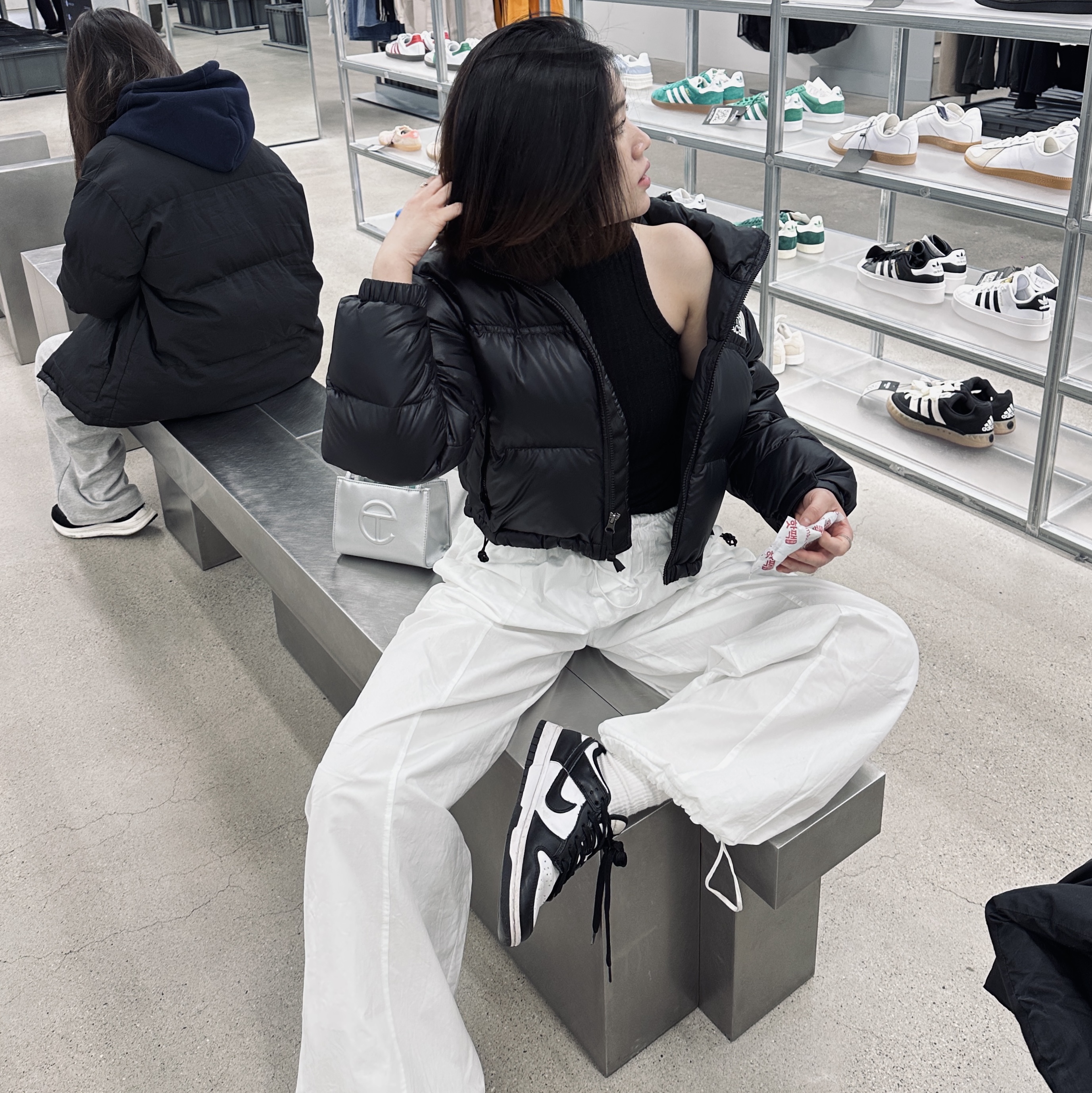 Telfar Small Shopping Bag Silver, (W) The North Face Nuptse Short Jacket Black 착용 스타일 - 3