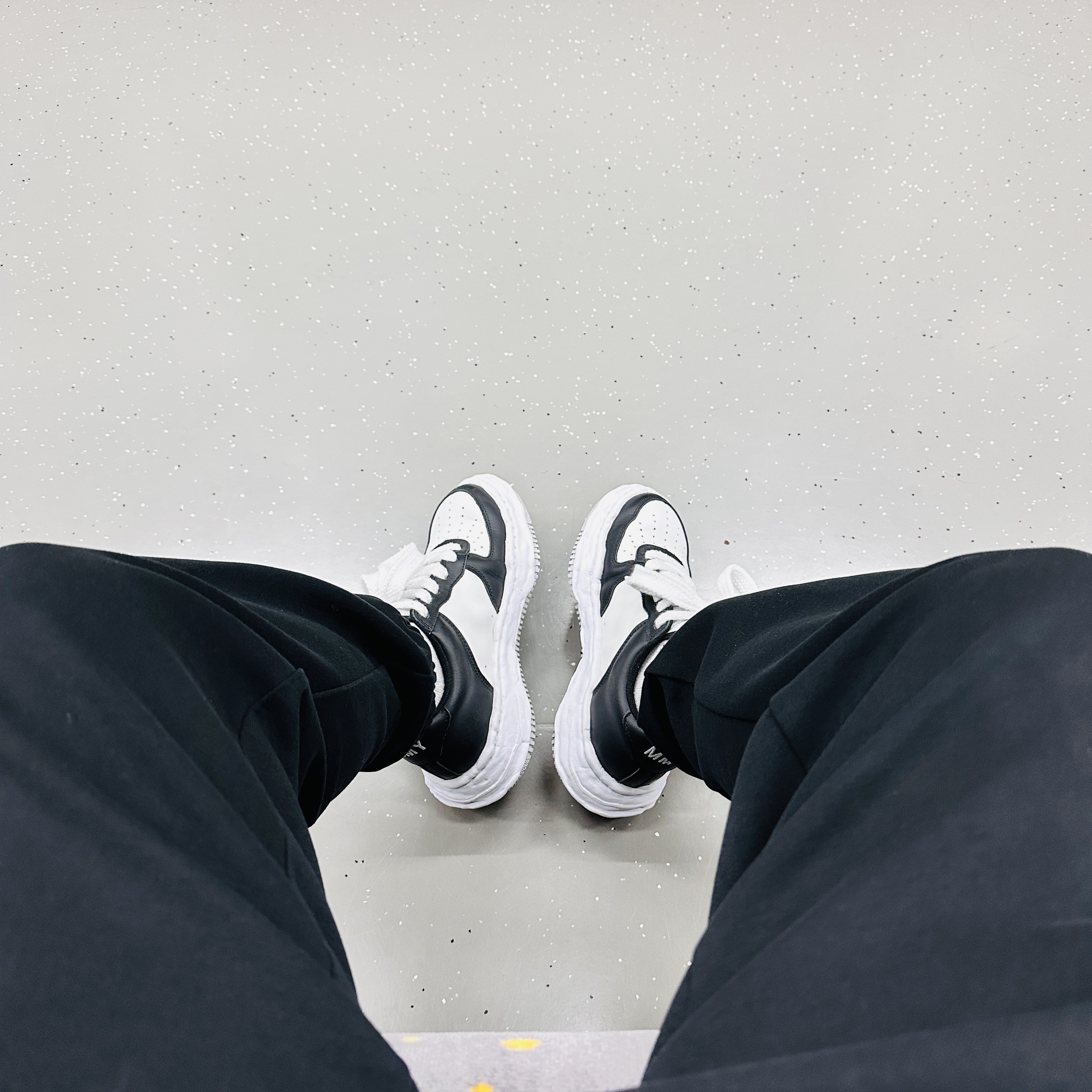Maison Mihara Yasuhiro Wayne OG Sole Leather Low-top Sneakers Black White 착용 스타일 - 2