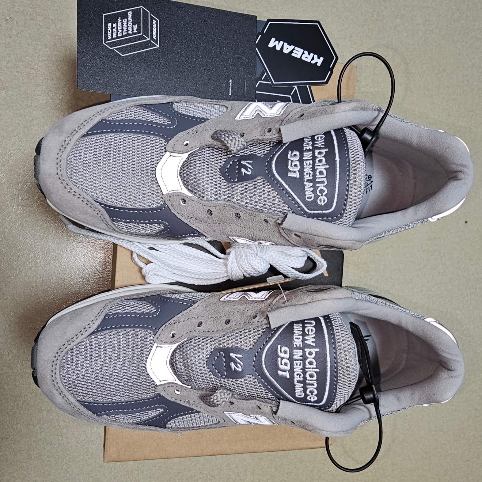New Balance 991v2 Made in UK Rock Ridge Alloy Silver 착용 스타일