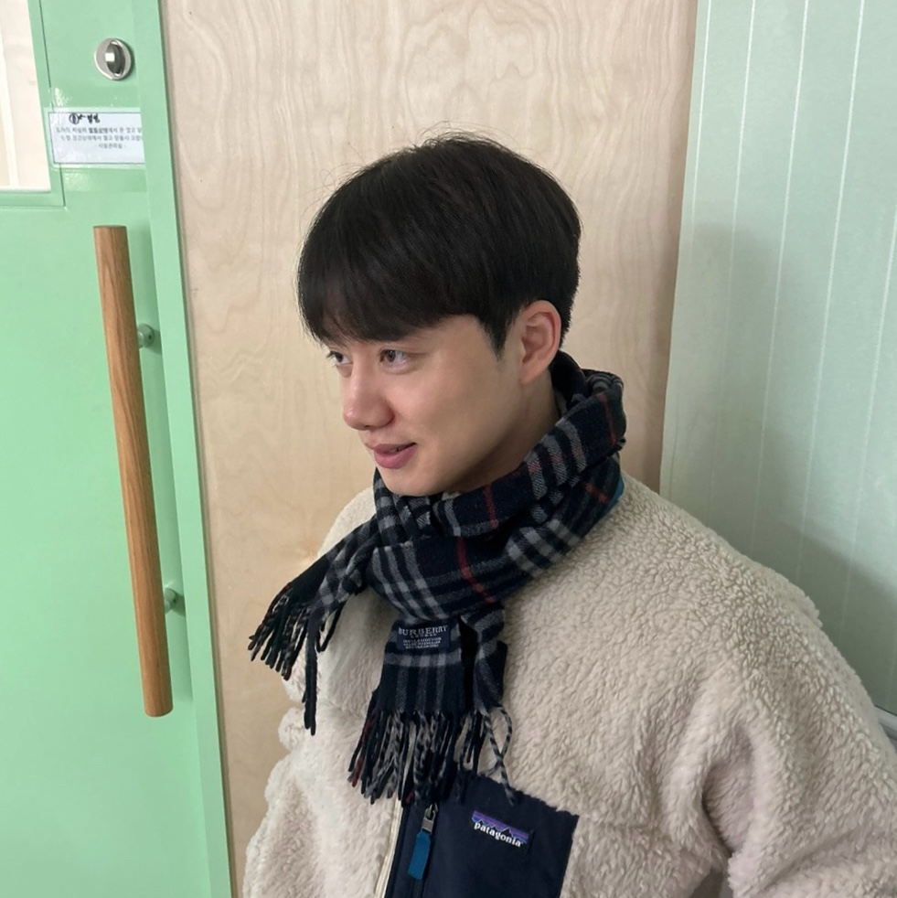 Patagonia Classic Retro-X Jacket Natural, Burberry Classic Check Cashmere Muffler Navy 착용 스타일 - 4
