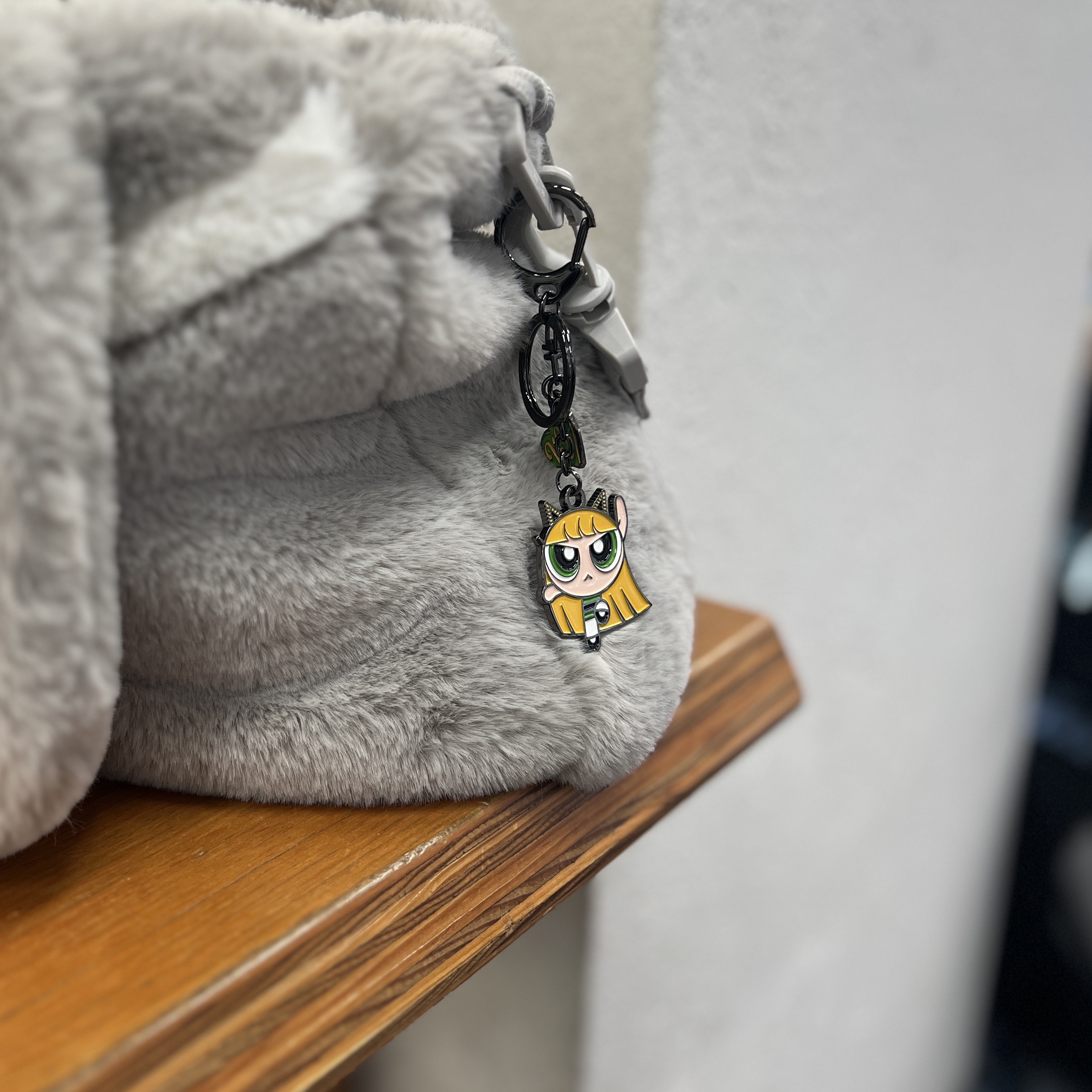 NewJeans x The Powerpuff Girls Metal Keyring Haerin, Nike NSW Faux Fur Tote Bag Light Iron Ore 착용 스타일