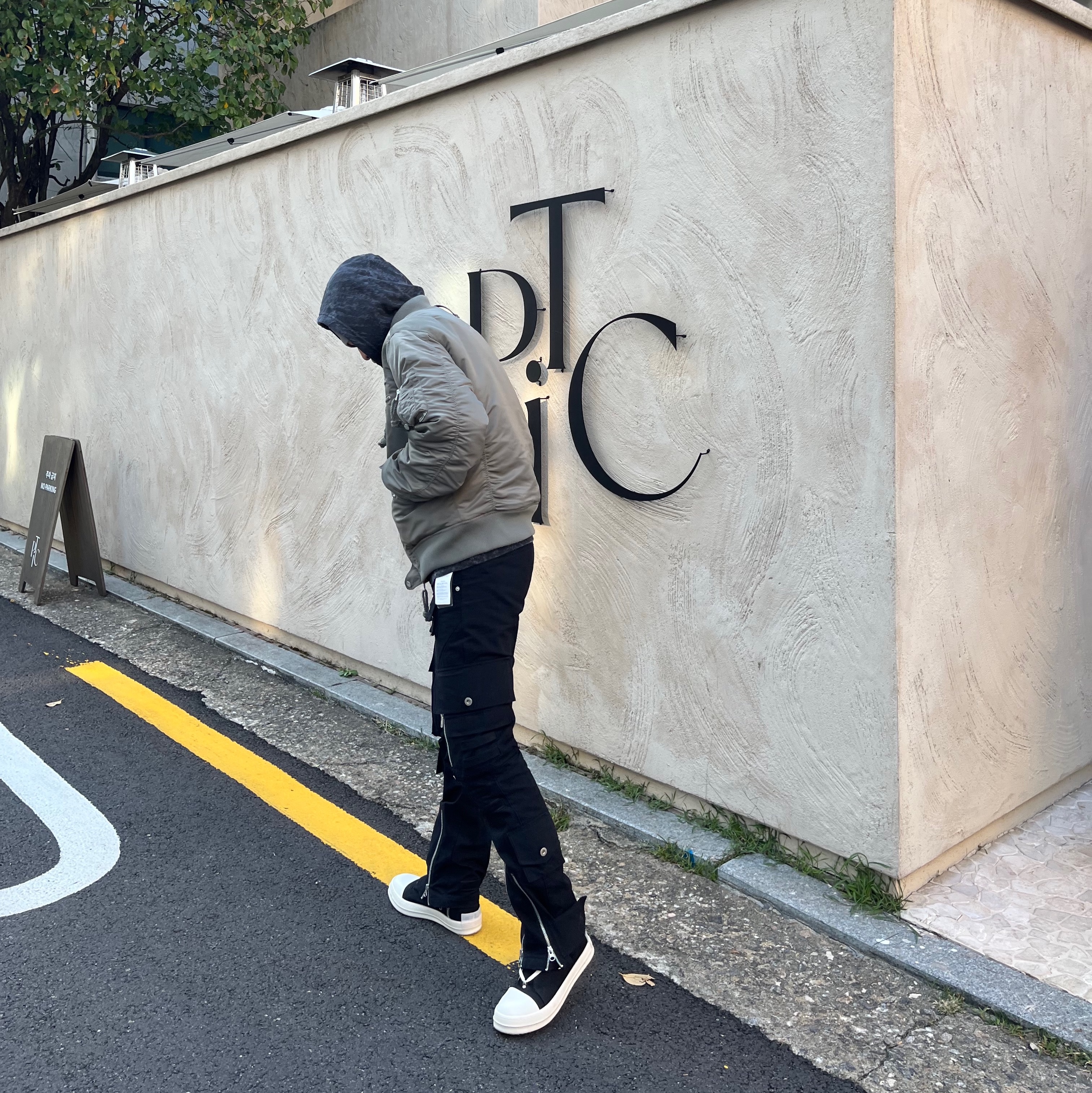 Supreme x Stone Island Reflective Beanie Grey - 23FW, Supreme x Stone Island Hooded Sweatshirt Black - 23FW 착용 스타일 - 2