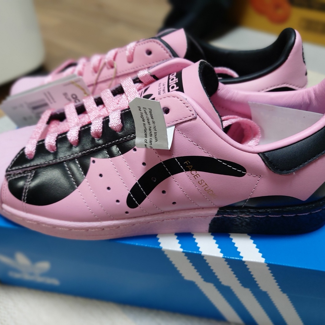 Adidas x Face Superstar 82 Light Pink Core Black 착용 스타일 - 3