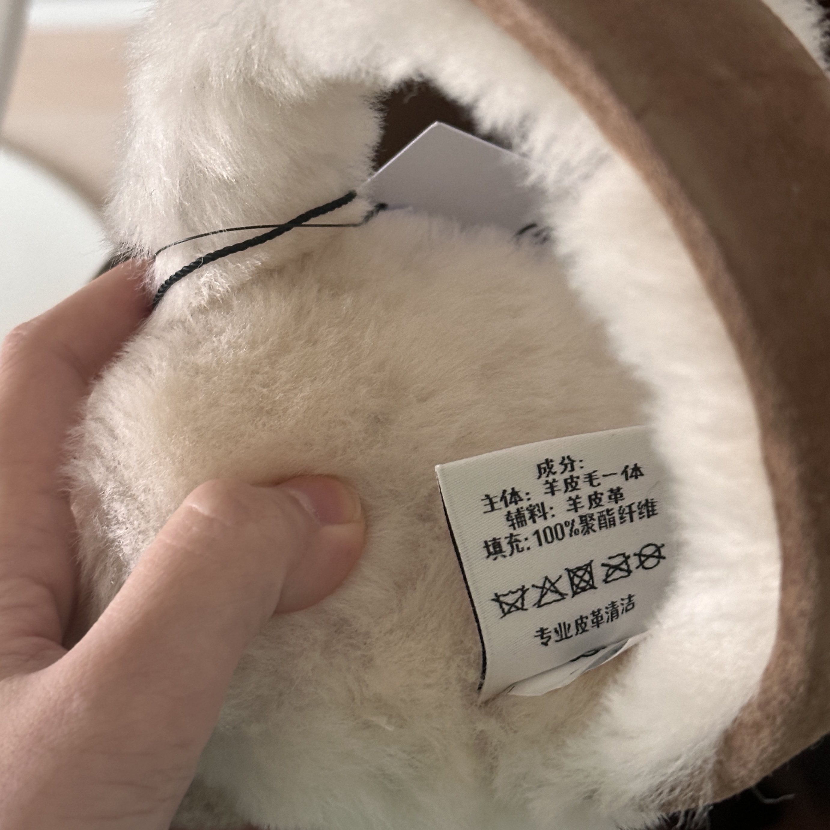 (W) UGG Embroidered Logo Earmuff Chestnut 착용 스타일 - 1