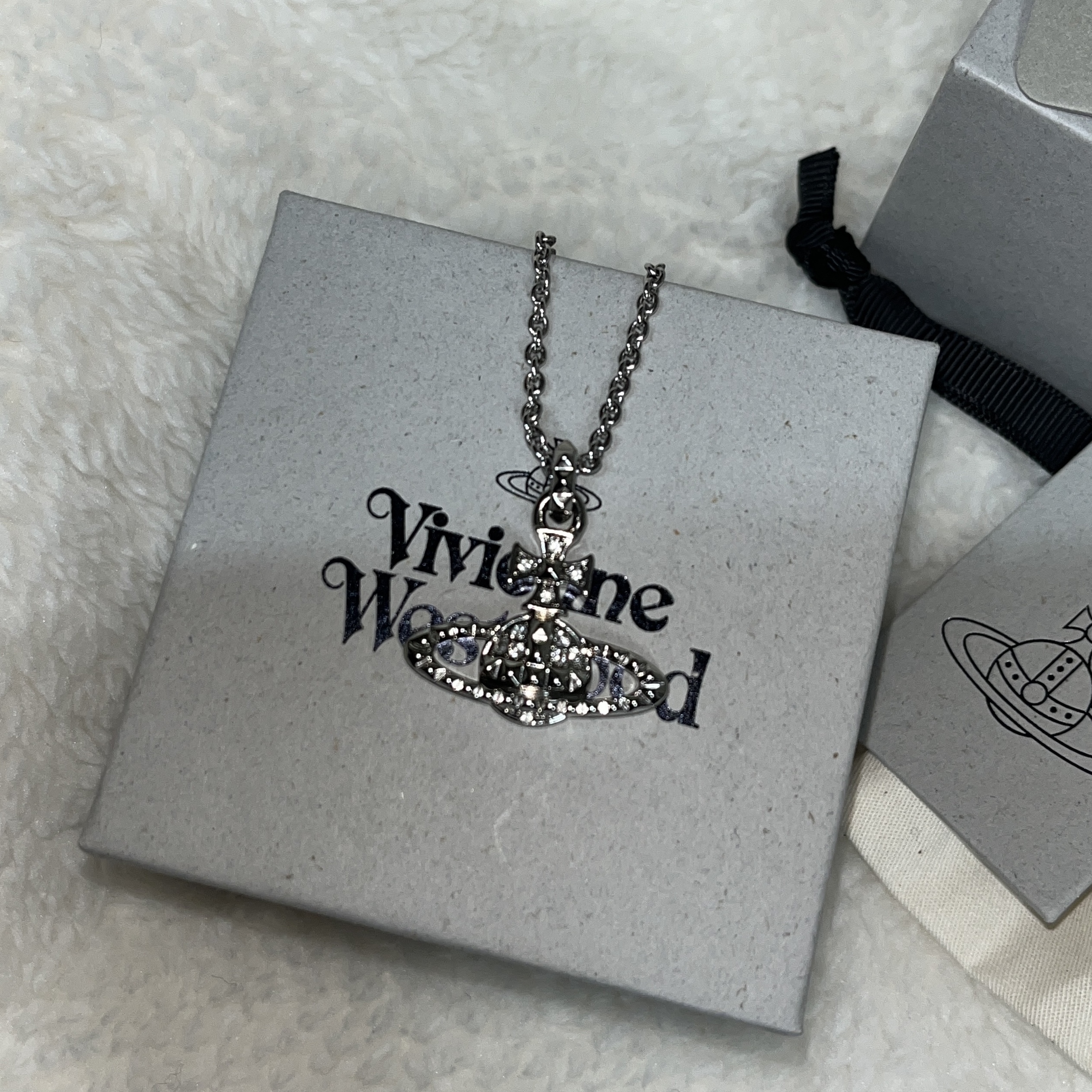 Vivienne Westwood Mayfair Bas Relief Pendant Silver 착용 스타일 - 2