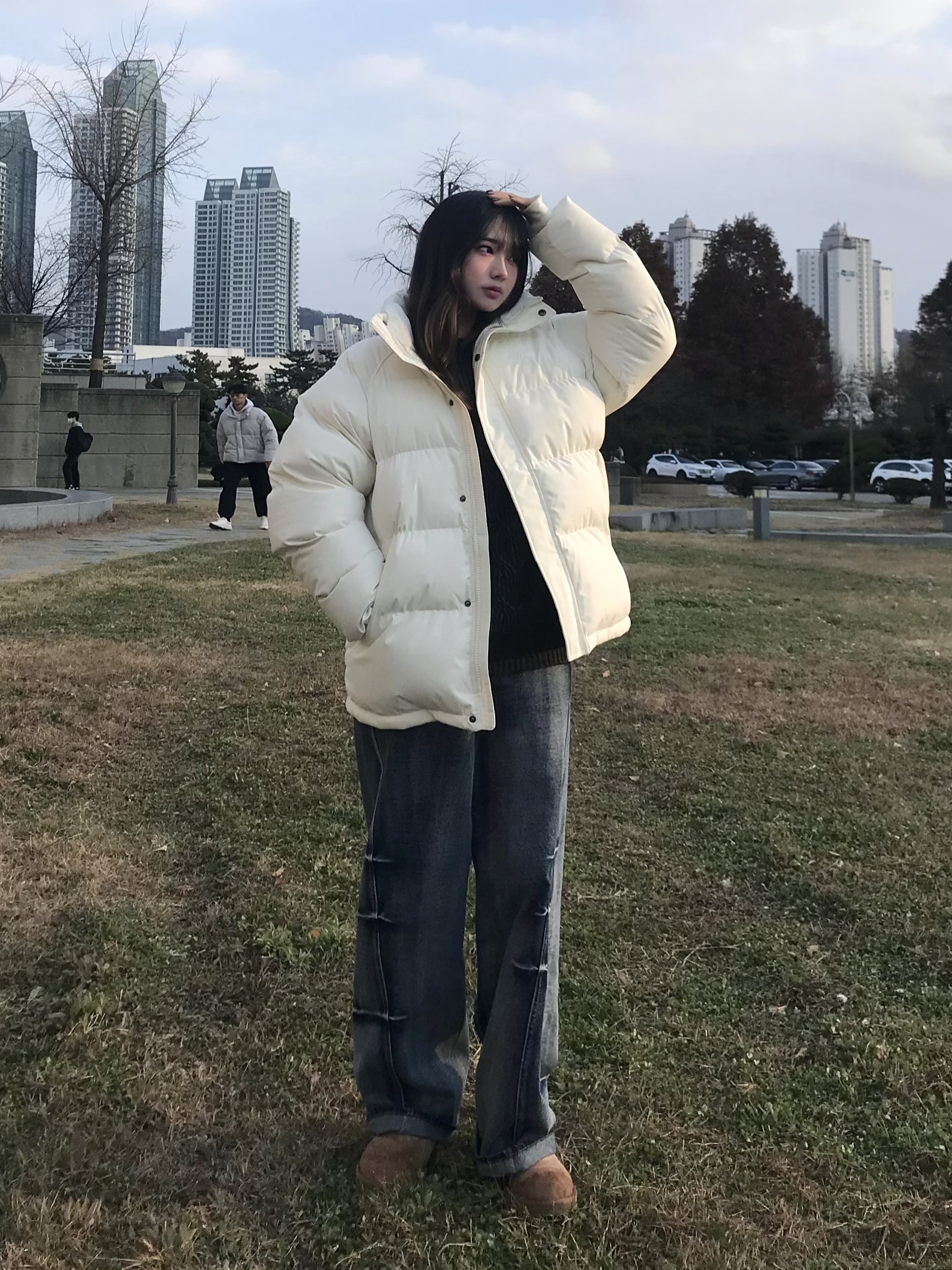 UGG Classic Mini Boots Chestnut 착용 스타일 - 1