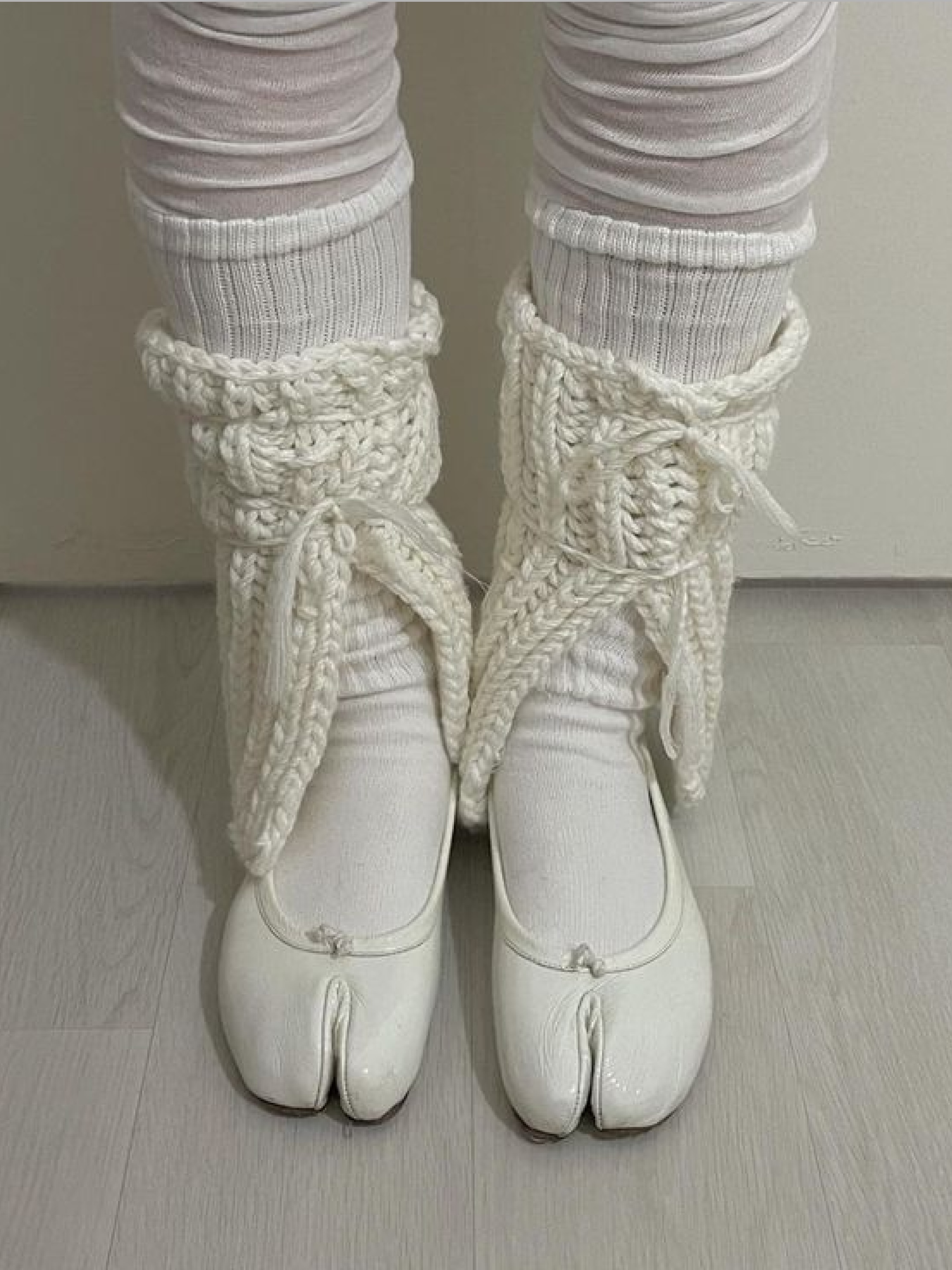 (W) Maison Margiela Tabi Ankle Boots Pale Blue, (W) Maison Margiela Tabi Ballerinas White 착용 스타일 - 3