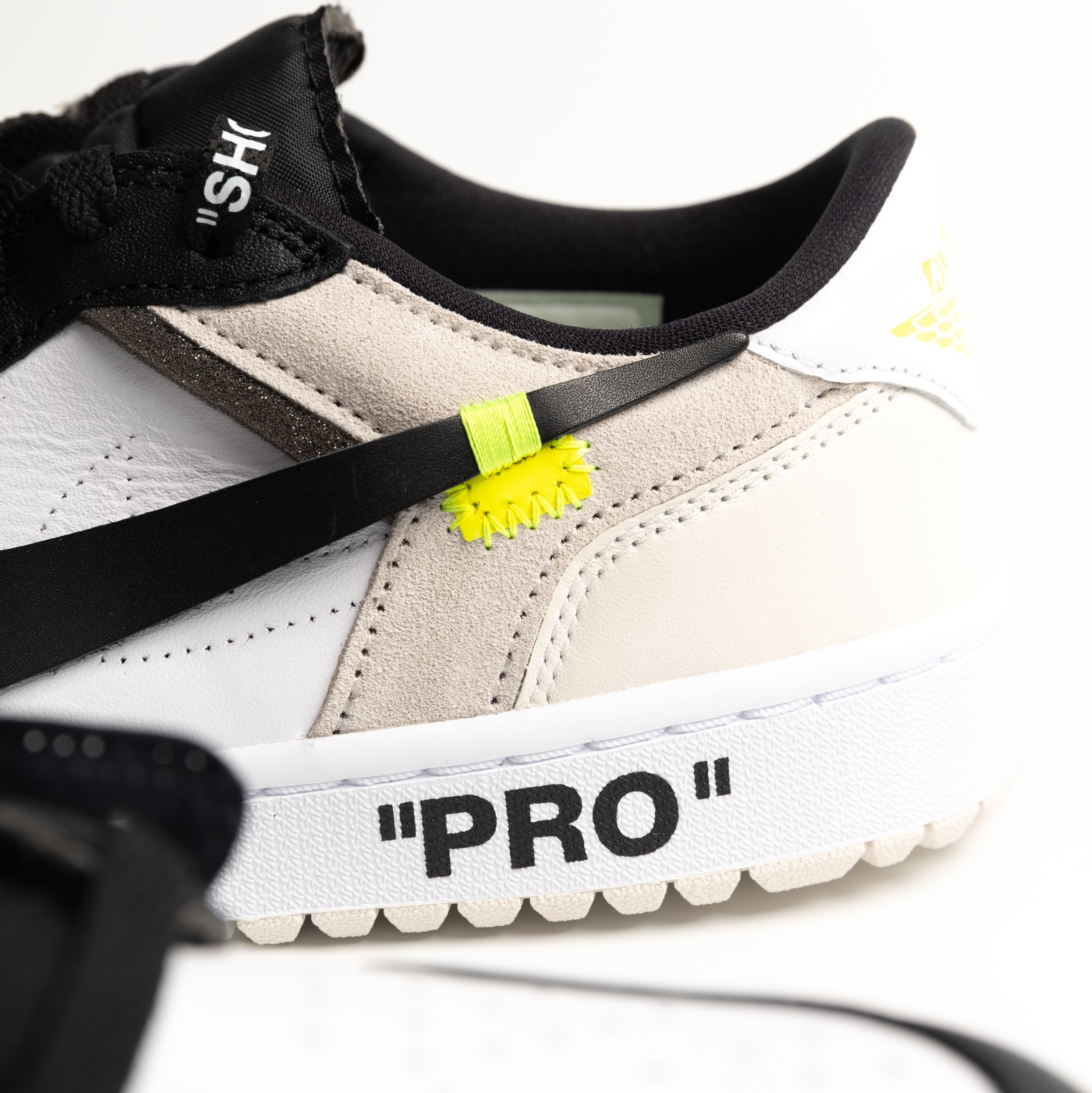 Jordan 1 Low Golf Black White and Volt 착용 스타일 - 9