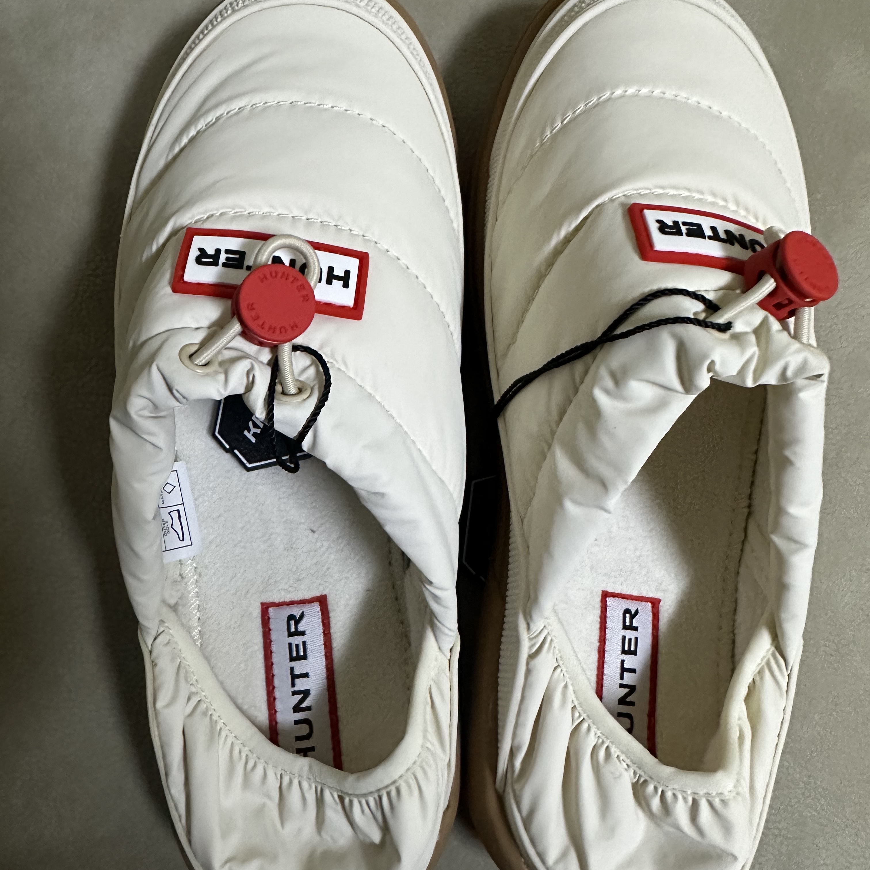 (W) Hunter In Out Insulated Slipper White Willow Gum 착용 스타일